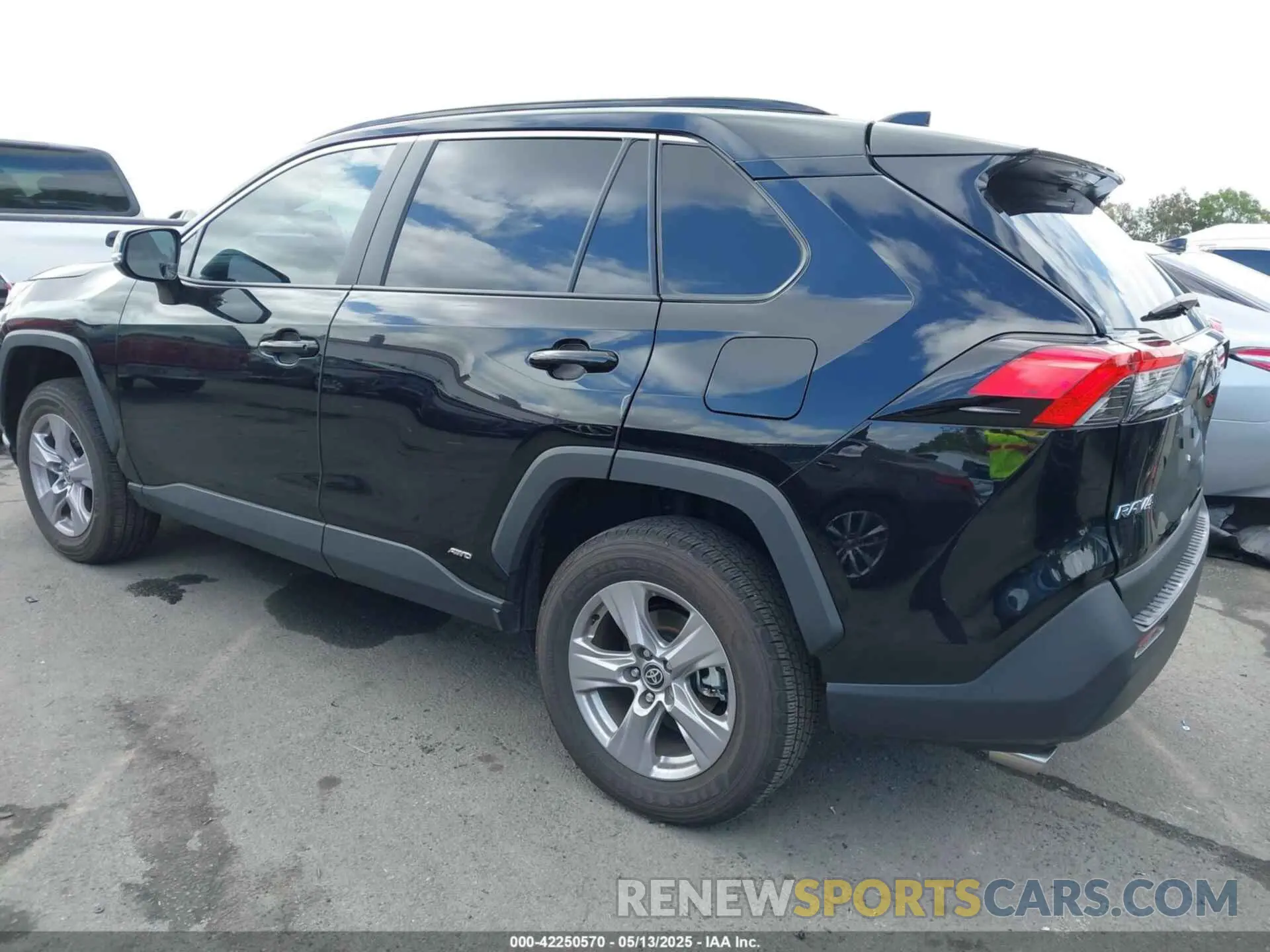 3 Photograph of a damaged car 2T3MWRFV9SW262802 TOYOTA RAV4 HYBRID 2025