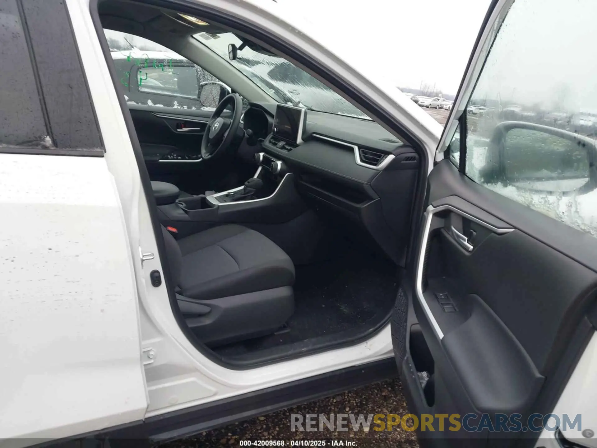 5 Photograph of a damaged car 2T3RWRFV8SW265681 TOYOTA RAV4 HYBRID 2025