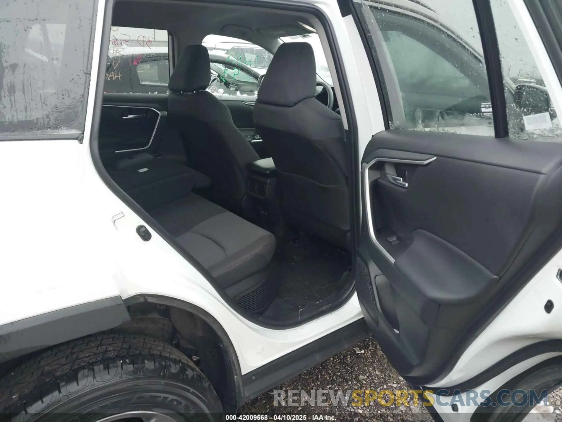 8 Photograph of a damaged car 2T3RWRFV8SW265681 TOYOTA RAV4 HYBRID 2025