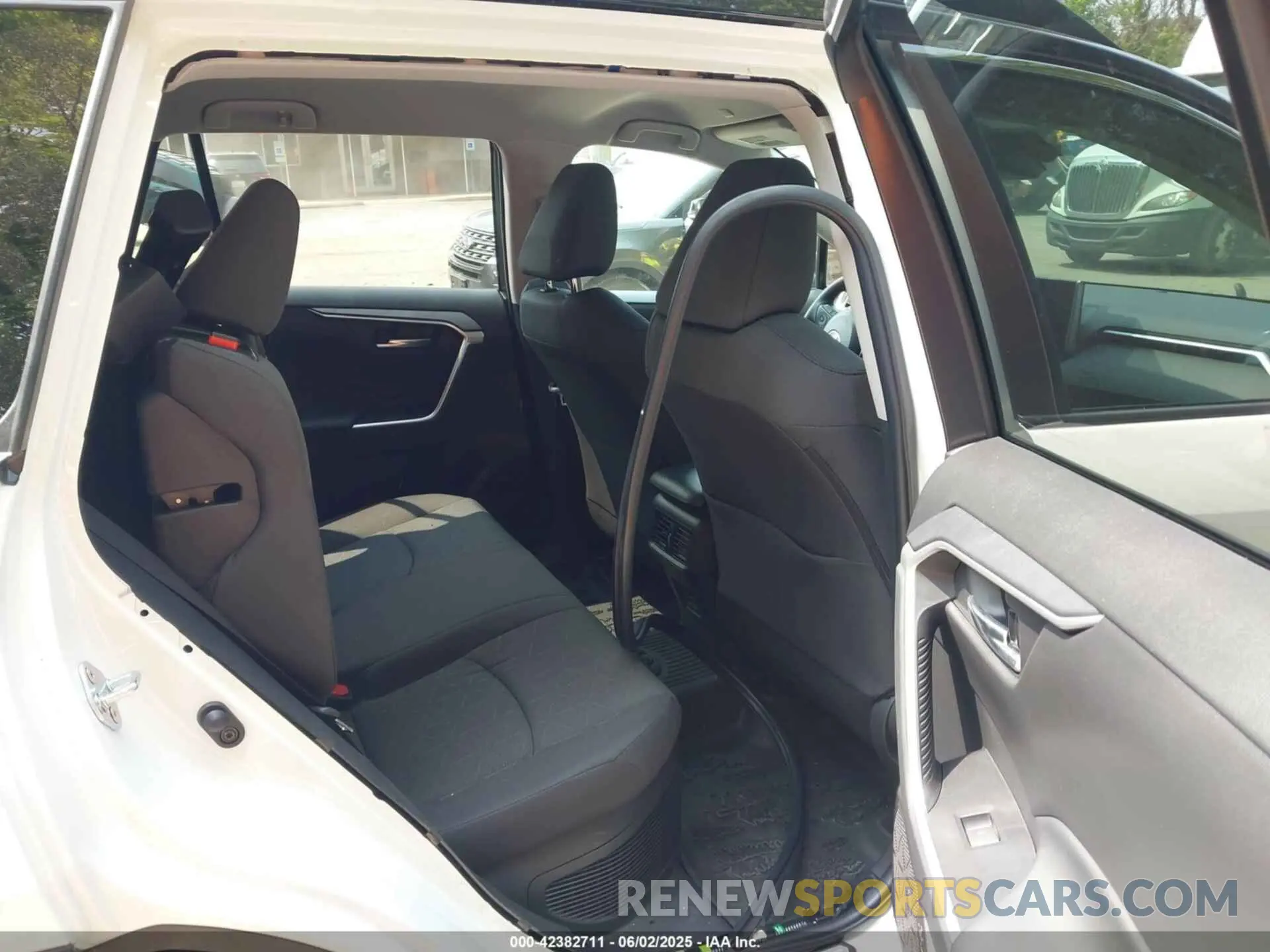 8 Фотография поврежденного автомобиля 2T3UWRFV3SW262939 TOYOTA RAV4 HYBRID 2025