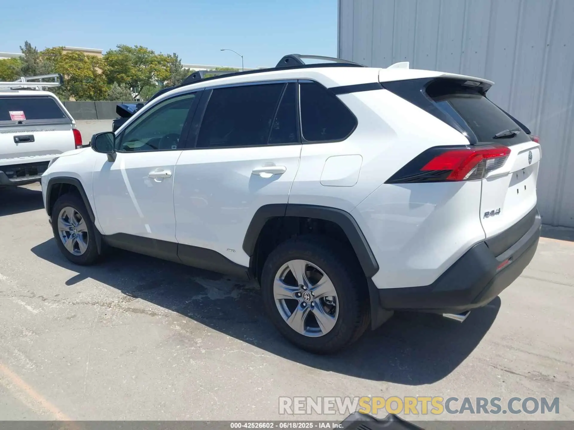 3 Фотография поврежденного автомобиля JTMLWRFV3SD302333 TOYOTA RAV4 HYBRID 2025