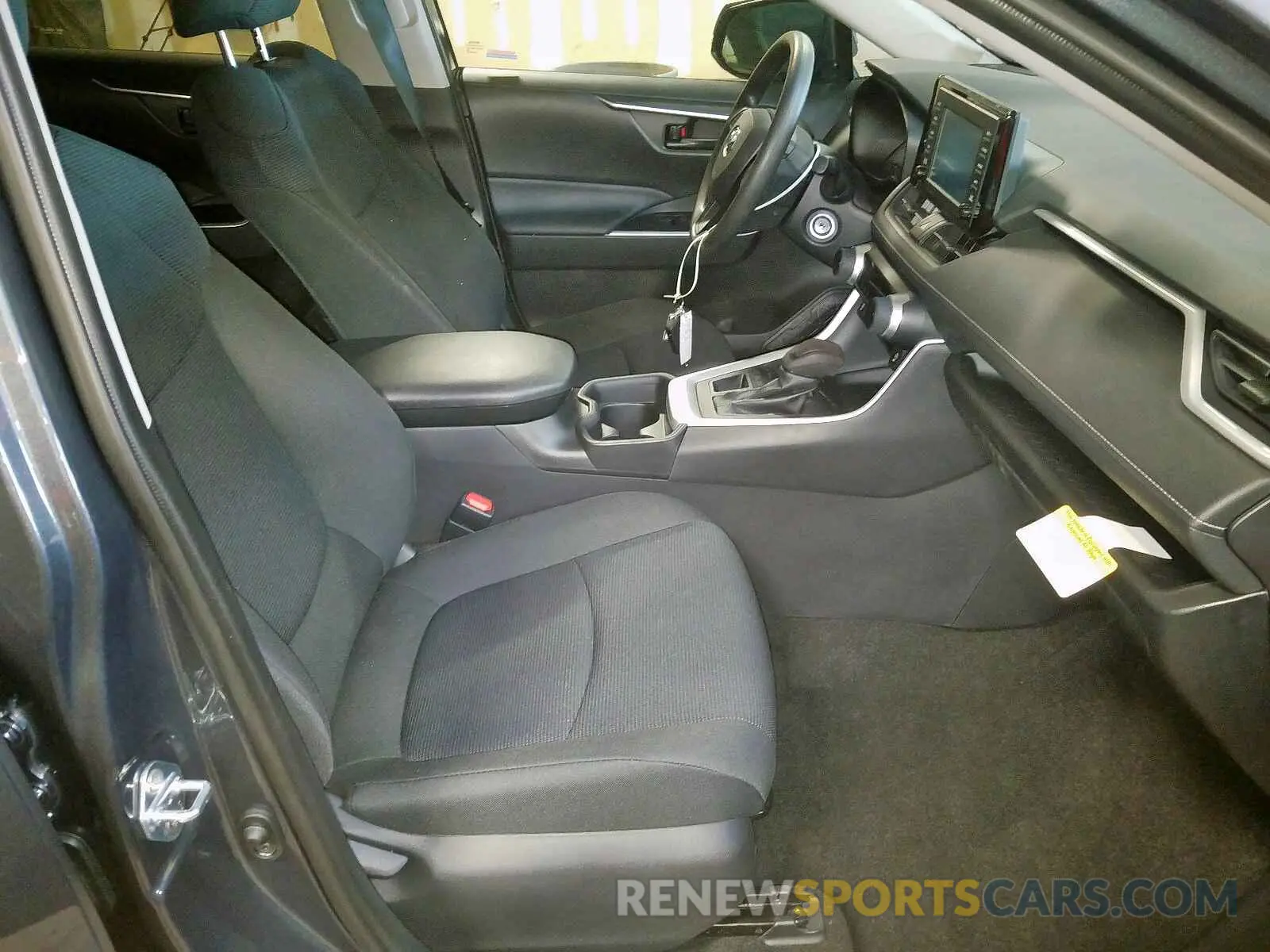 5 Фотография поврежденного автомобиля 2T3G1RFV0KW083883 TOYOTA RAV4 LE 2019
