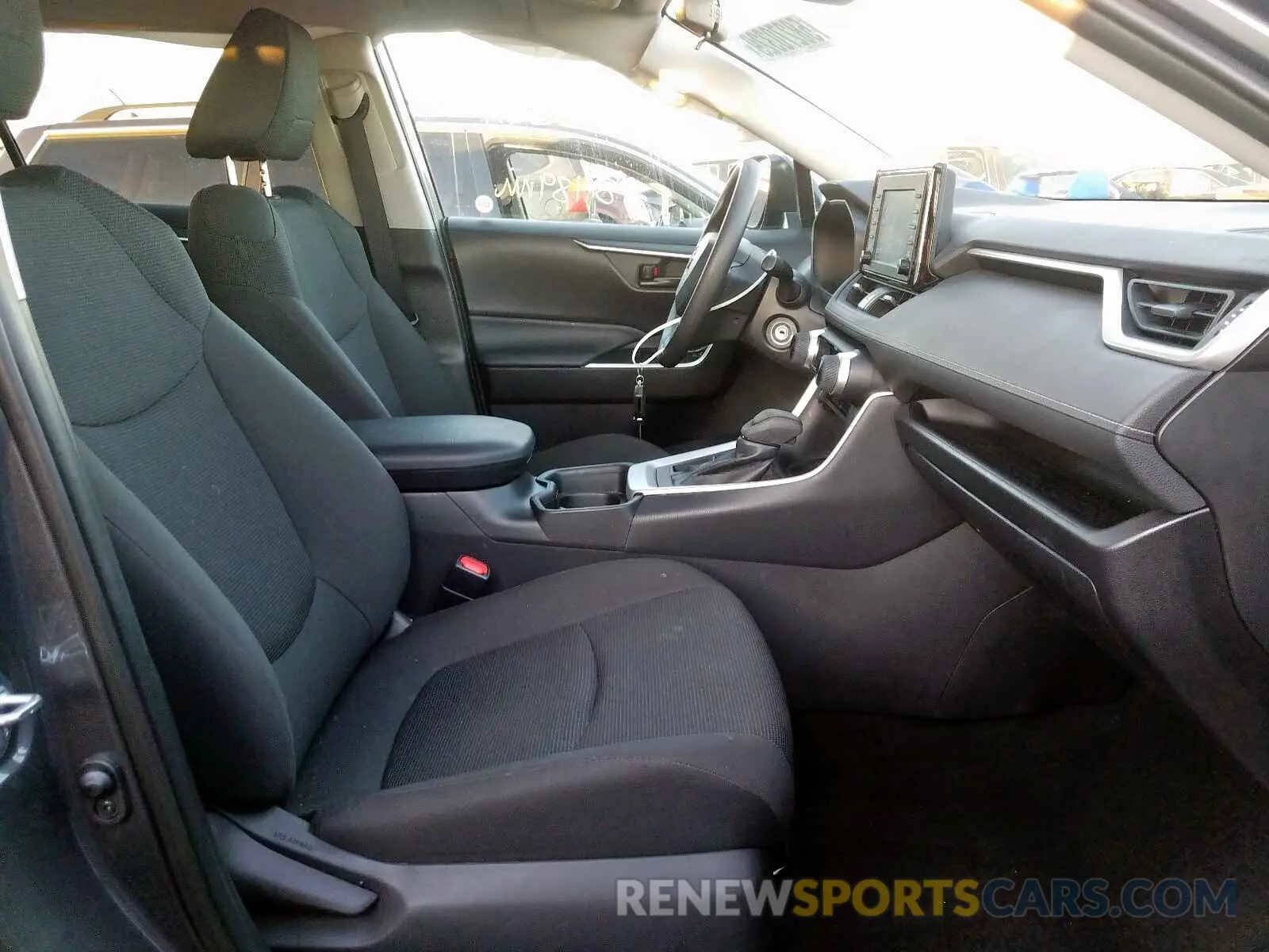 5 Photograph of a damaged car 2T3H1RFV0KW023686 TOYOTA RAV4 LE 2019