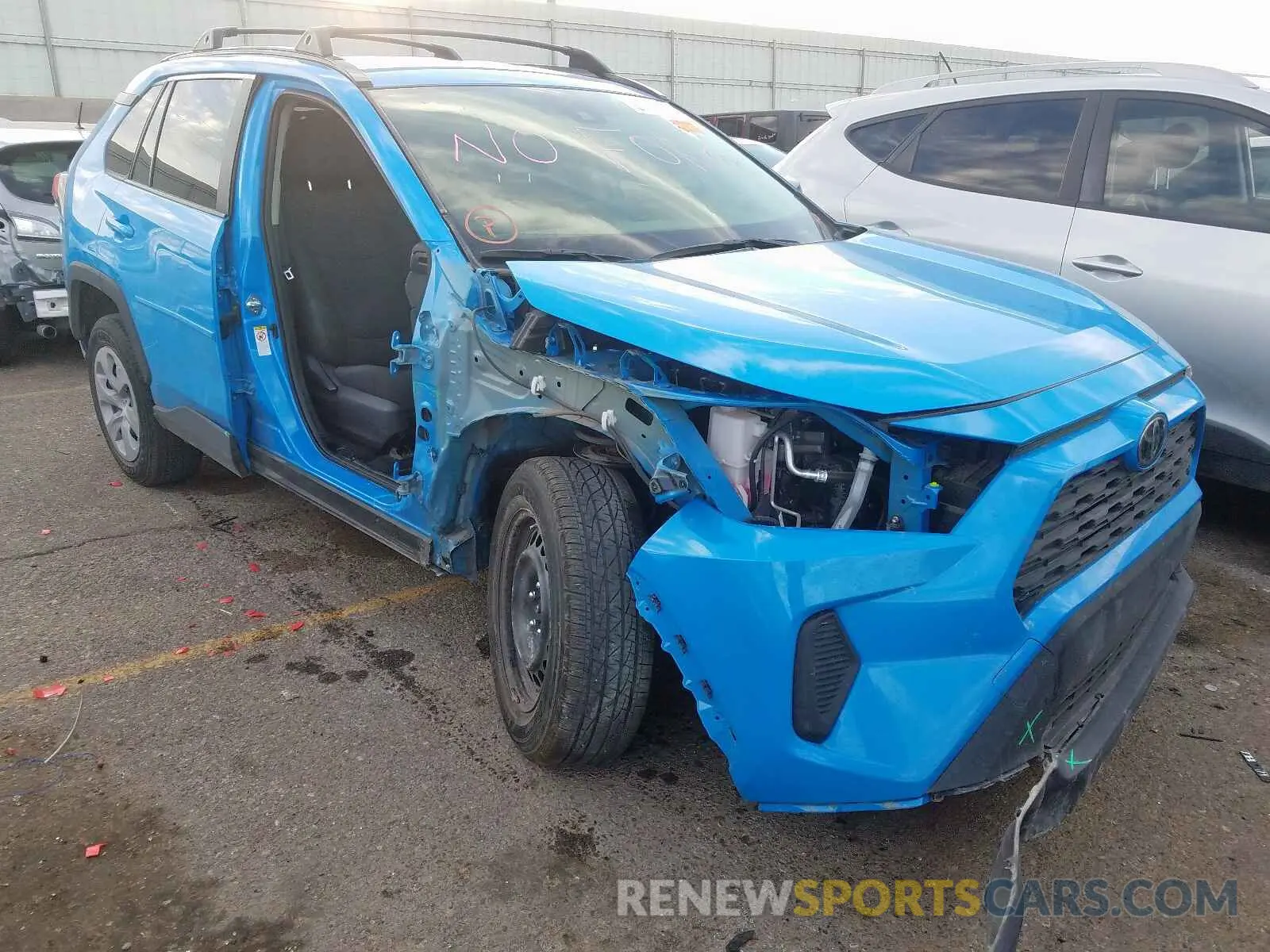 1 Фотография поврежденного автомобиля JTMF1RFV6KD002068 TOYOTA RAV4 LE 2019