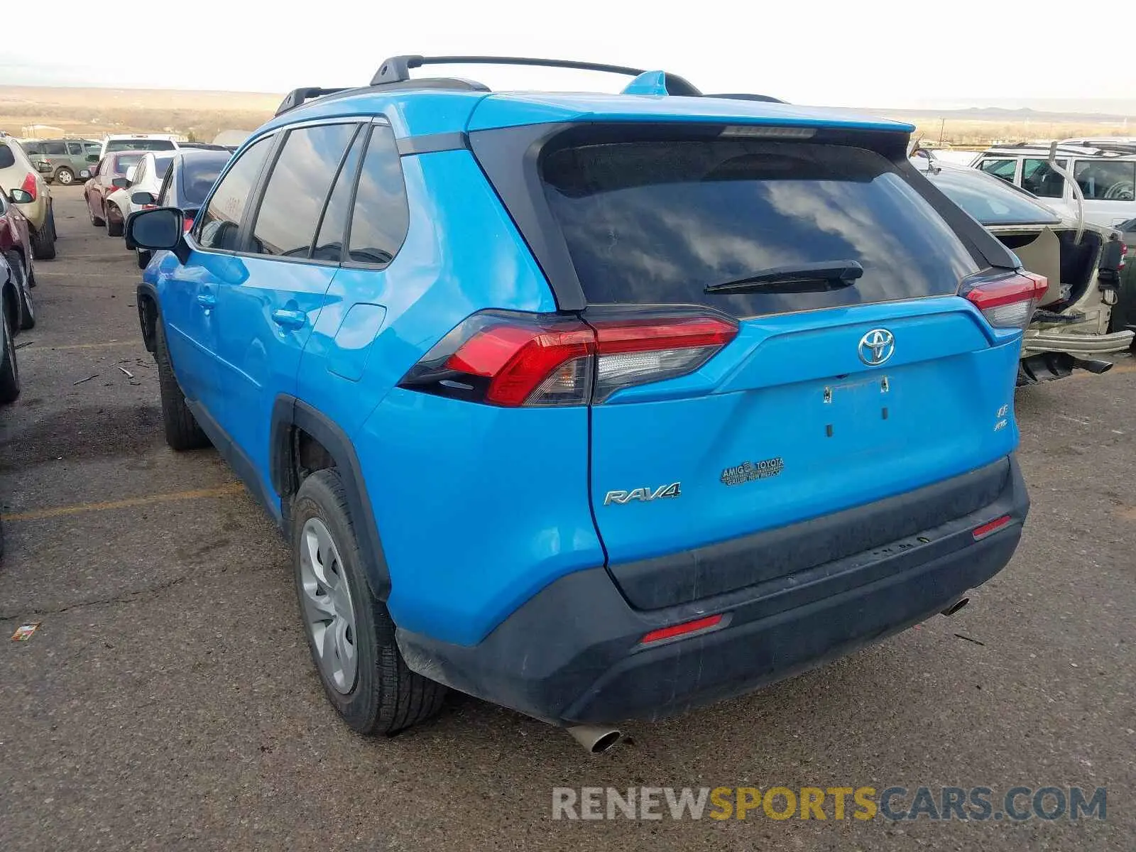 3 Фотография поврежденного автомобиля JTMF1RFV6KD002068 TOYOTA RAV4 LE 2019