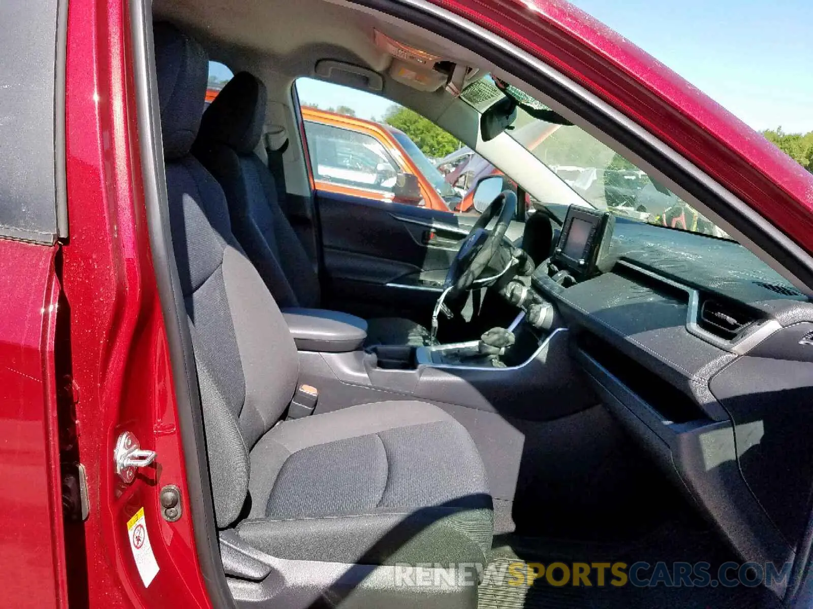 5 Photograph of a damaged car JTMG1RFV0KJ002105 TOYOTA RAV4 LE 2019