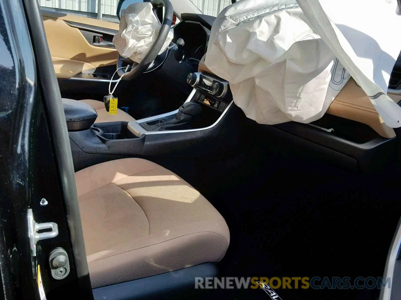 5 Photograph of a damaged car 2T3W1RFV6KW006138 TOYOTA RAV4 XLE 2019