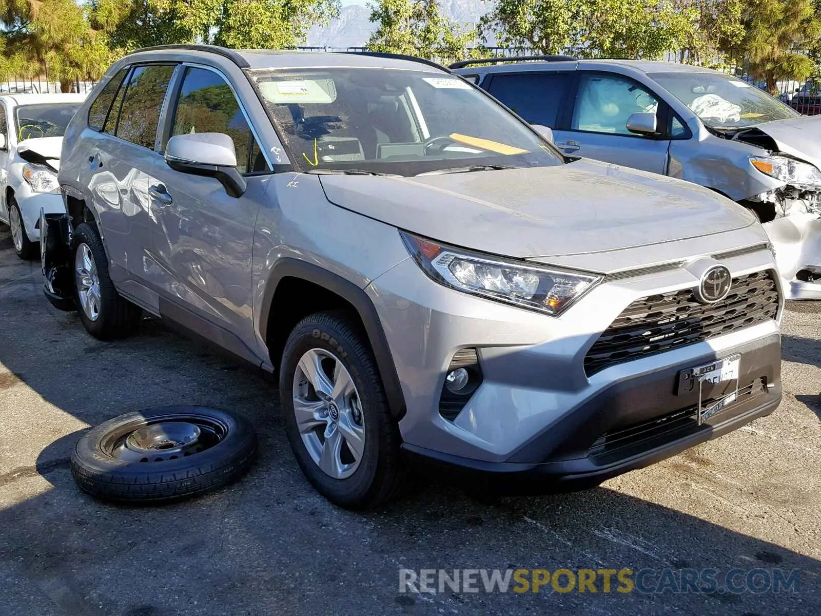 1 Photograph of a damaged car 2T3W1RFVXKW042575 TOYOTA RAV4 XLE 2019