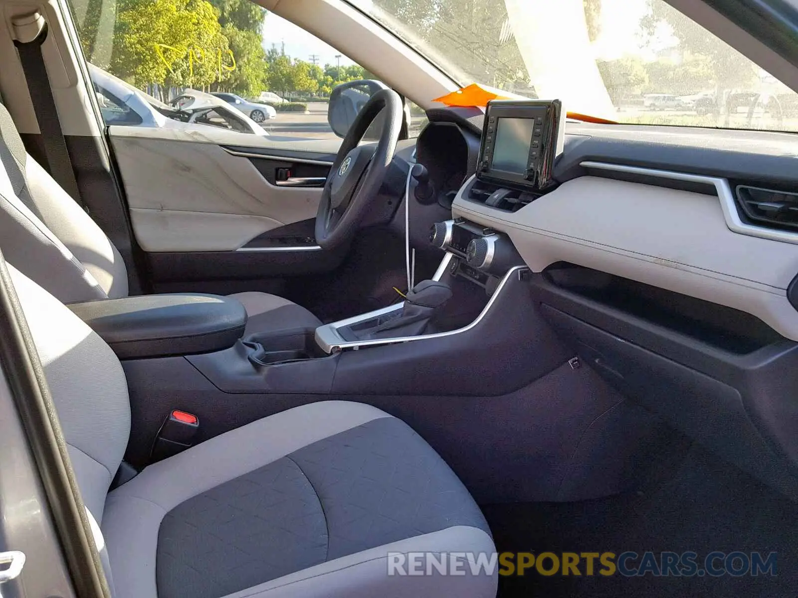 5 Photograph of a damaged car 2T3W1RFVXKW042575 TOYOTA RAV4 XLE 2019