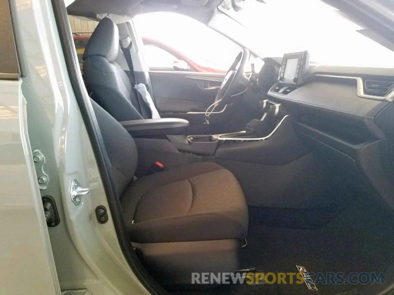 5 Photograph of a damaged car JTMW1RFV6KJ014528 TOYOTA RAV4 XLE 2019