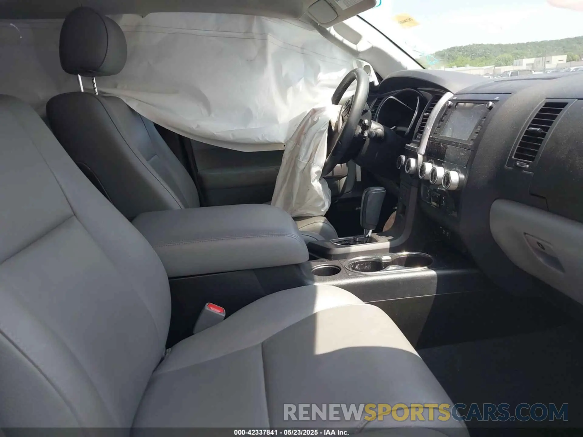 5 Photograph of a damaged car 5TDFY5B12NS189812 TOYOTA SEQUOIA 2022