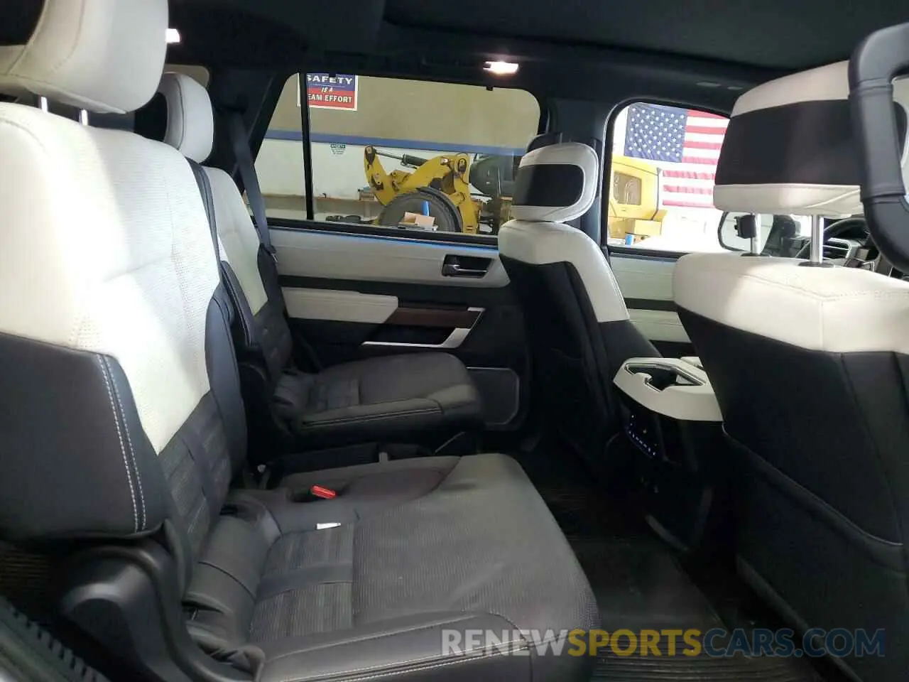 11 Фотография поврежденного автомобиля 7SVAAABA5RX026603 TOYOTA SEQUOIA 2024