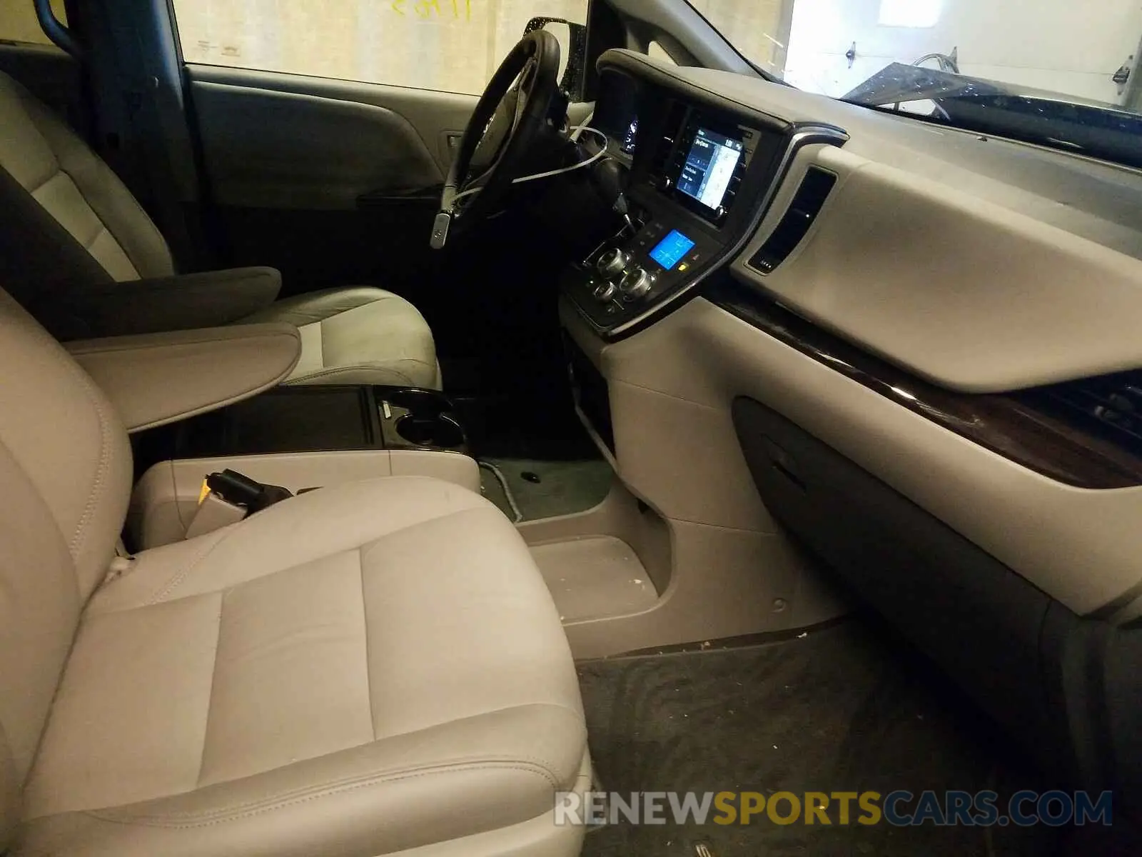 5 Photograph of a damaged car 5TDDZ3DC1KS216842 TOYOTA SIENNA 2019
