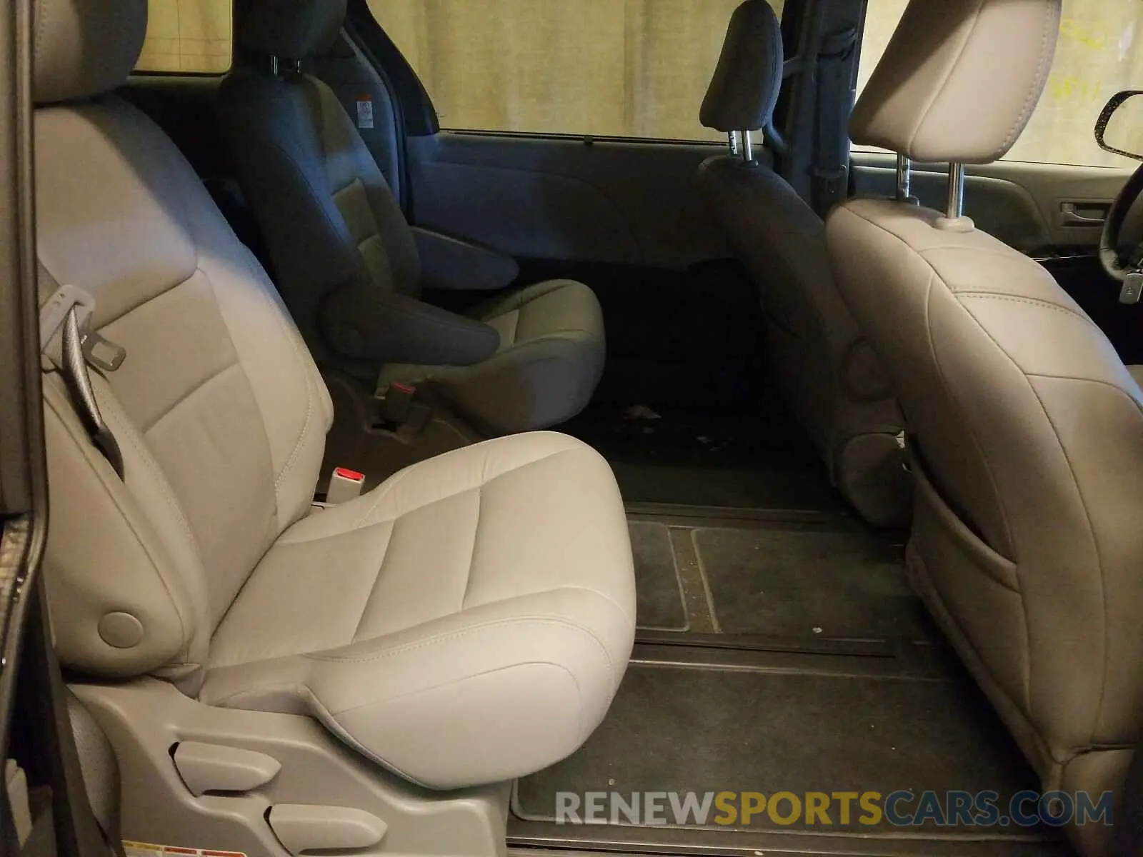 6 Photograph of a damaged car 5TDDZ3DC1KS216842 TOYOTA SIENNA 2019