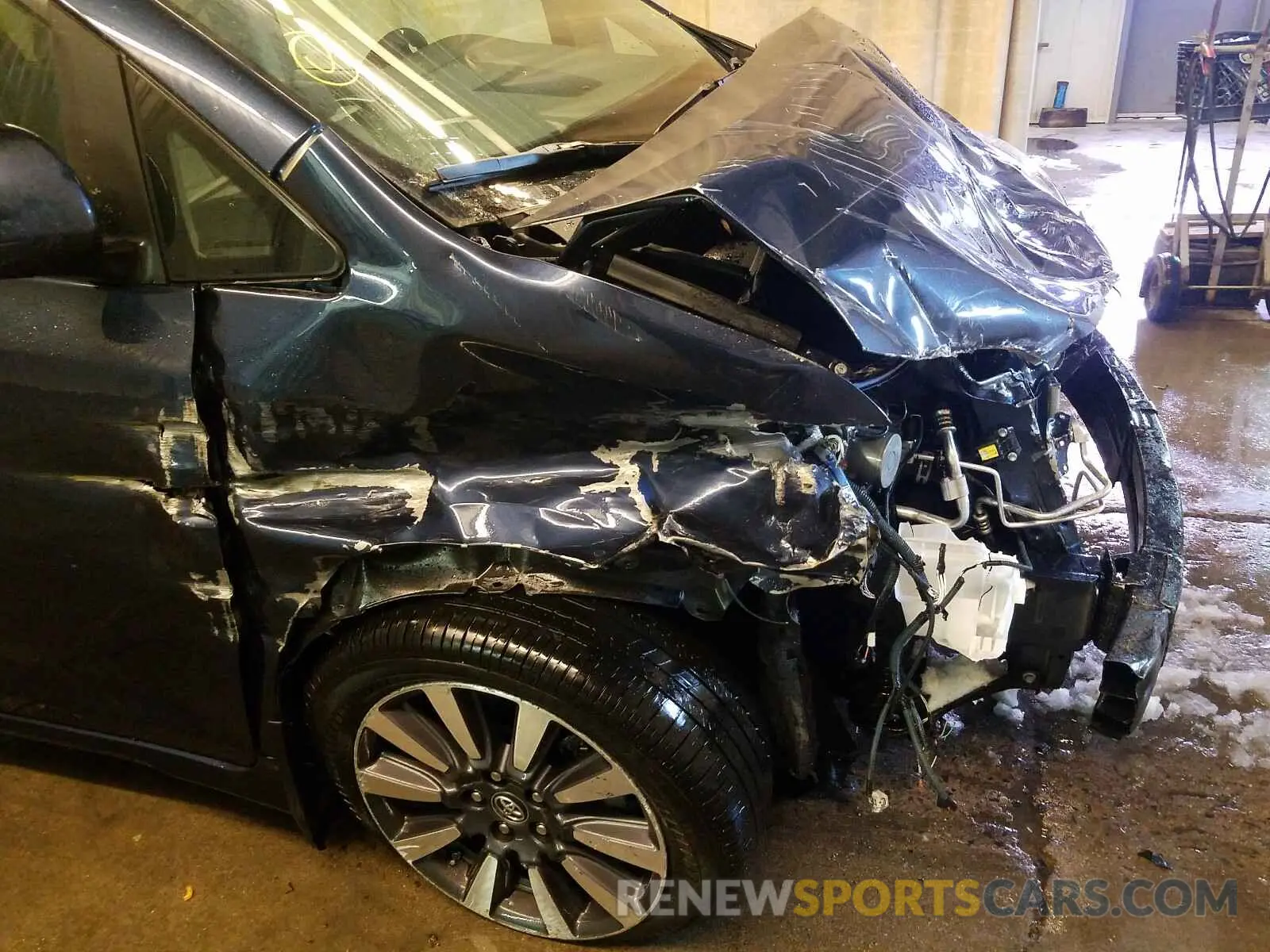 9 Photograph of a damaged car 5TDDZ3DC1KS216842 TOYOTA SIENNA 2019