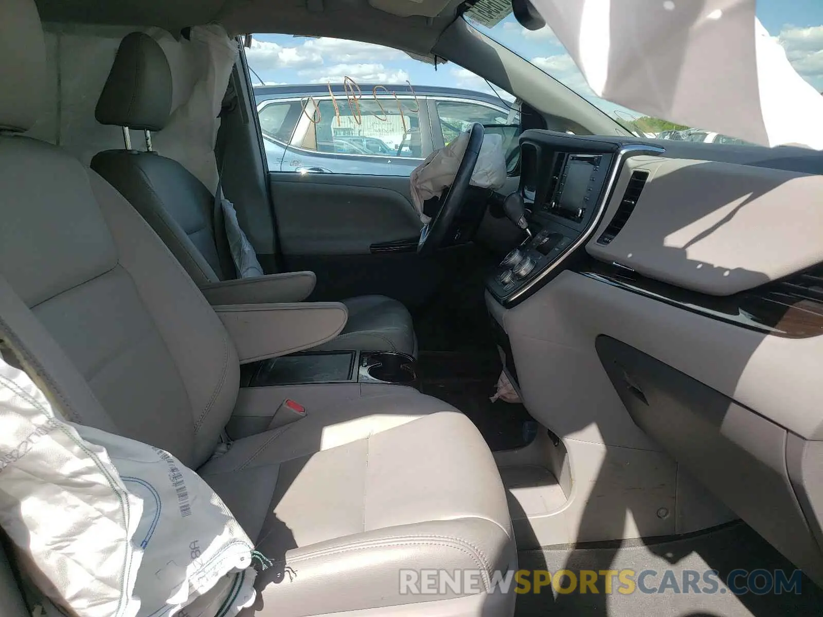 5 Photograph of a damaged car 5TDDZ3DC6KS212866 TOYOTA SIENNA 2019