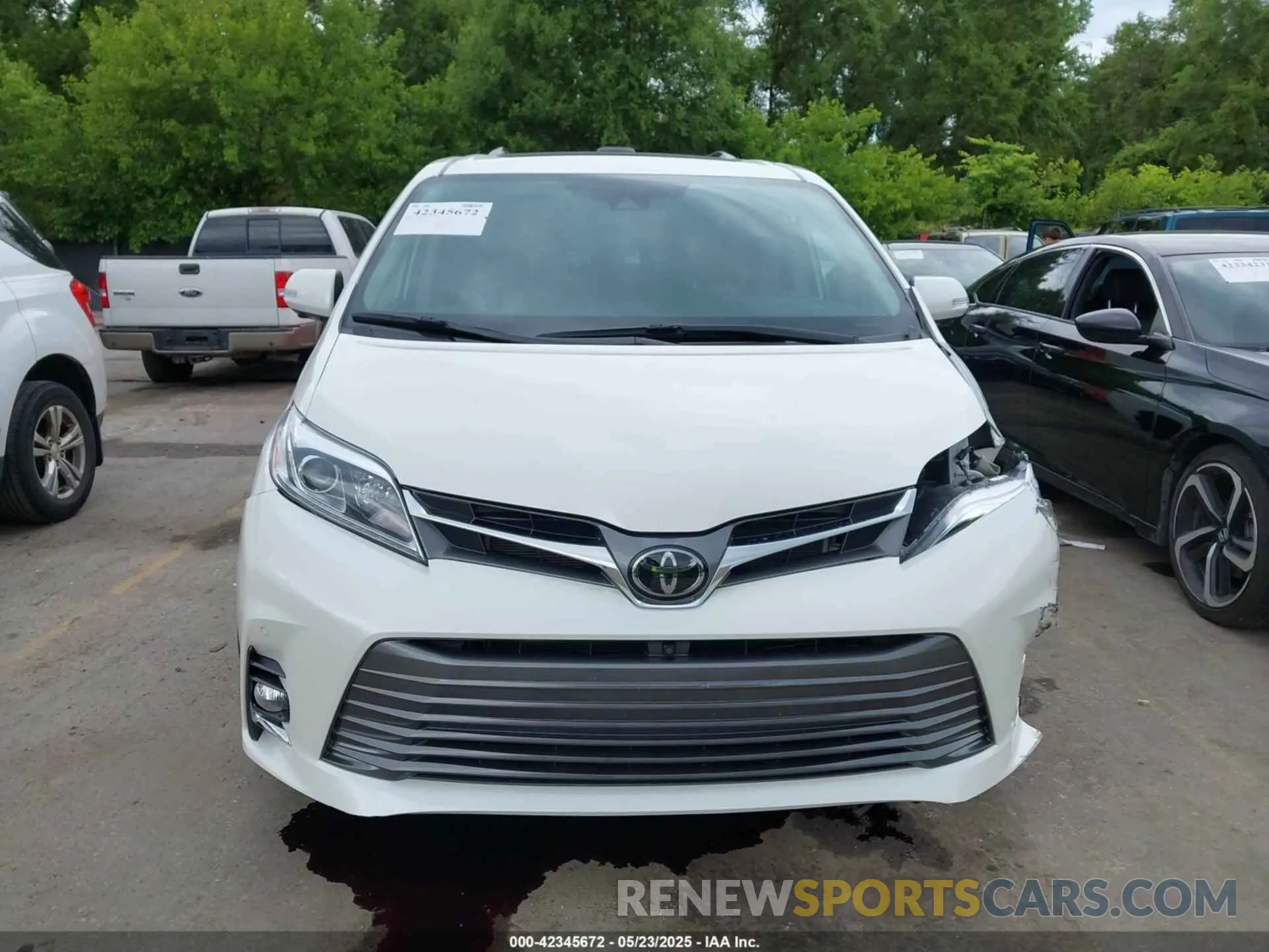 12 Photograph of a damaged car 5TDDZ3DC8KS224999 TOYOTA SIENNA 2019