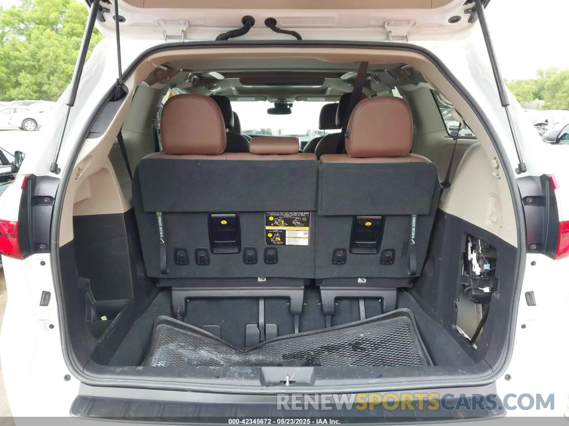 17 Photograph of a damaged car 5TDDZ3DC8KS224999 TOYOTA SIENNA 2019