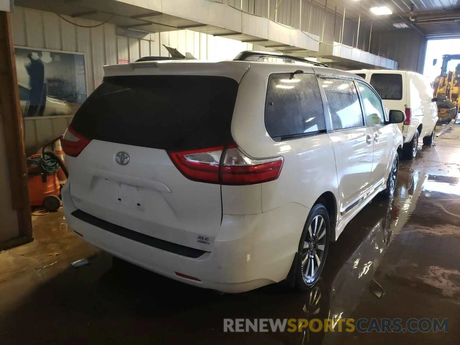 4 Photograph of a damaged car 5TDDZ3DC9KS218094 TOYOTA SIENNA 2019