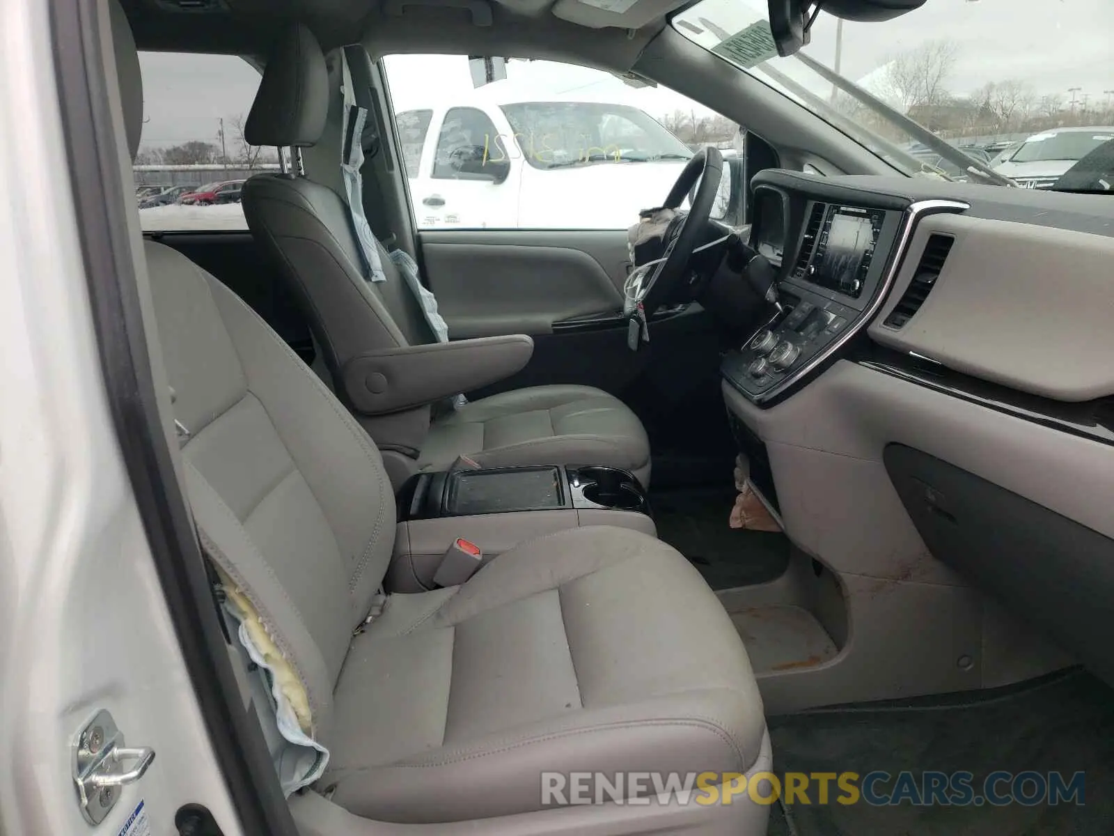 5 Photograph of a damaged car 5TDDZ3DC9KS218094 TOYOTA SIENNA 2019