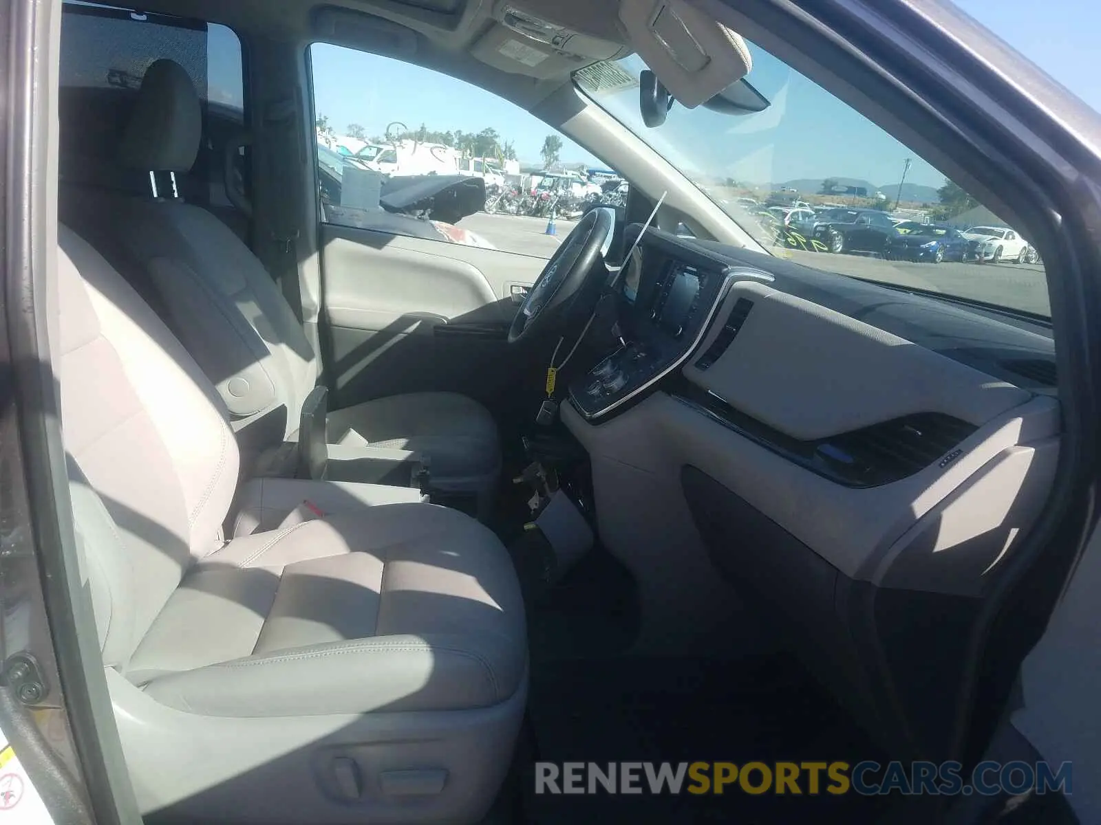 5 Photograph of a damaged car 5TDDZ3DC9KS219634 TOYOTA SIENNA 2019