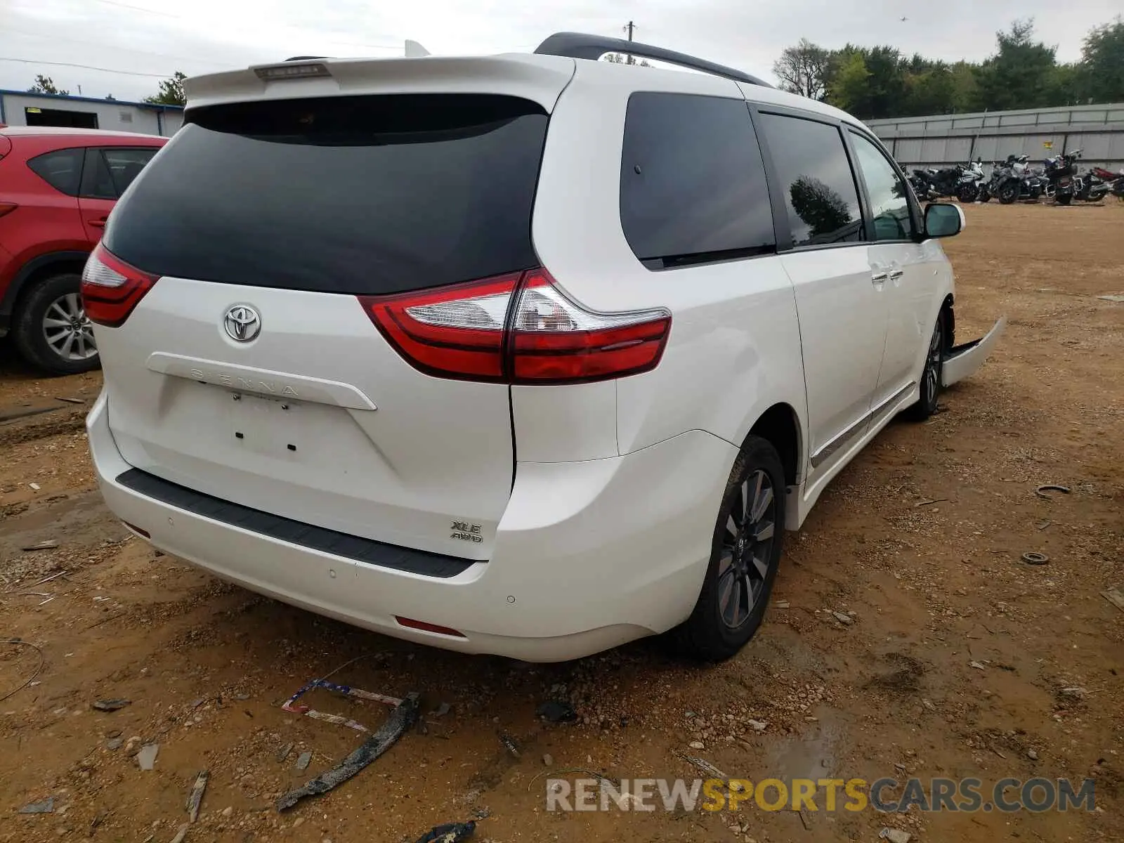 4 Photograph of a damaged car 5TDDZ3DC9KS220220 TOYOTA SIENNA 2019