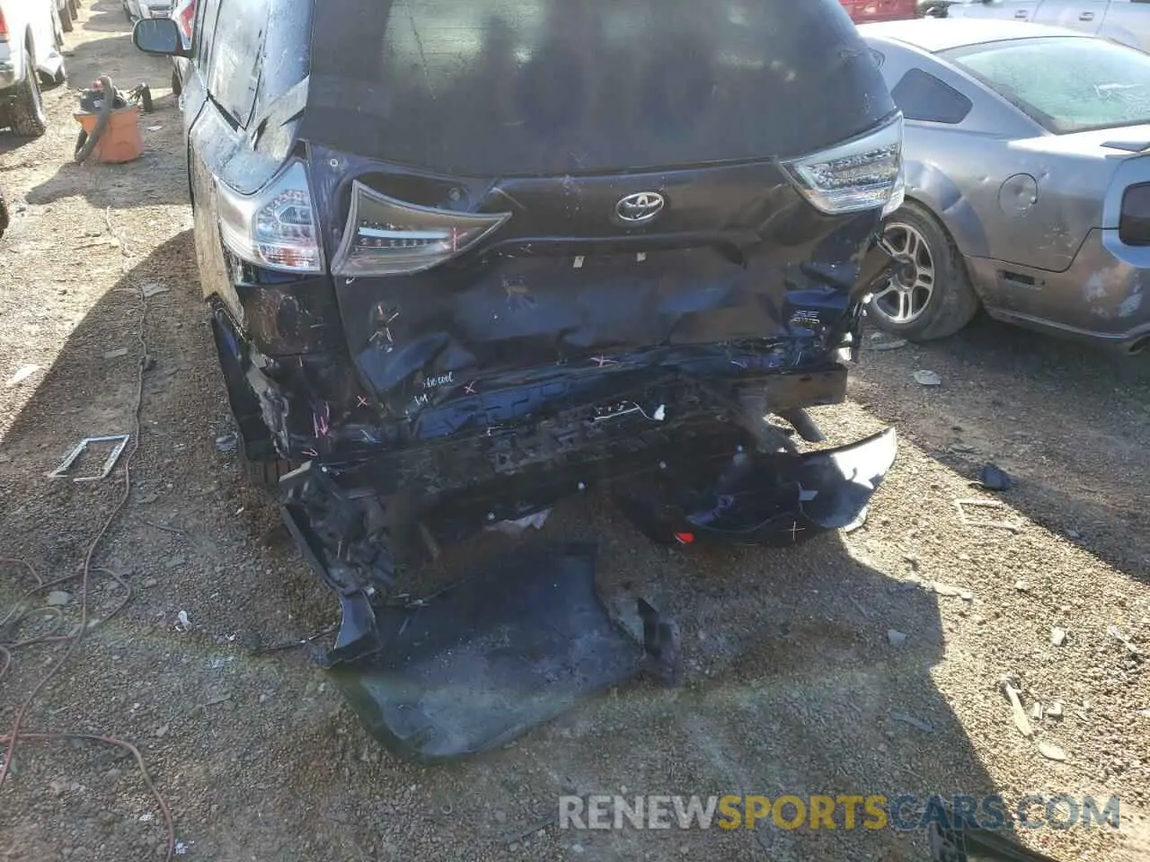 9 Photograph of a damaged car 5TDEZ3DC2KS210276 TOYOTA SIENNA 2019