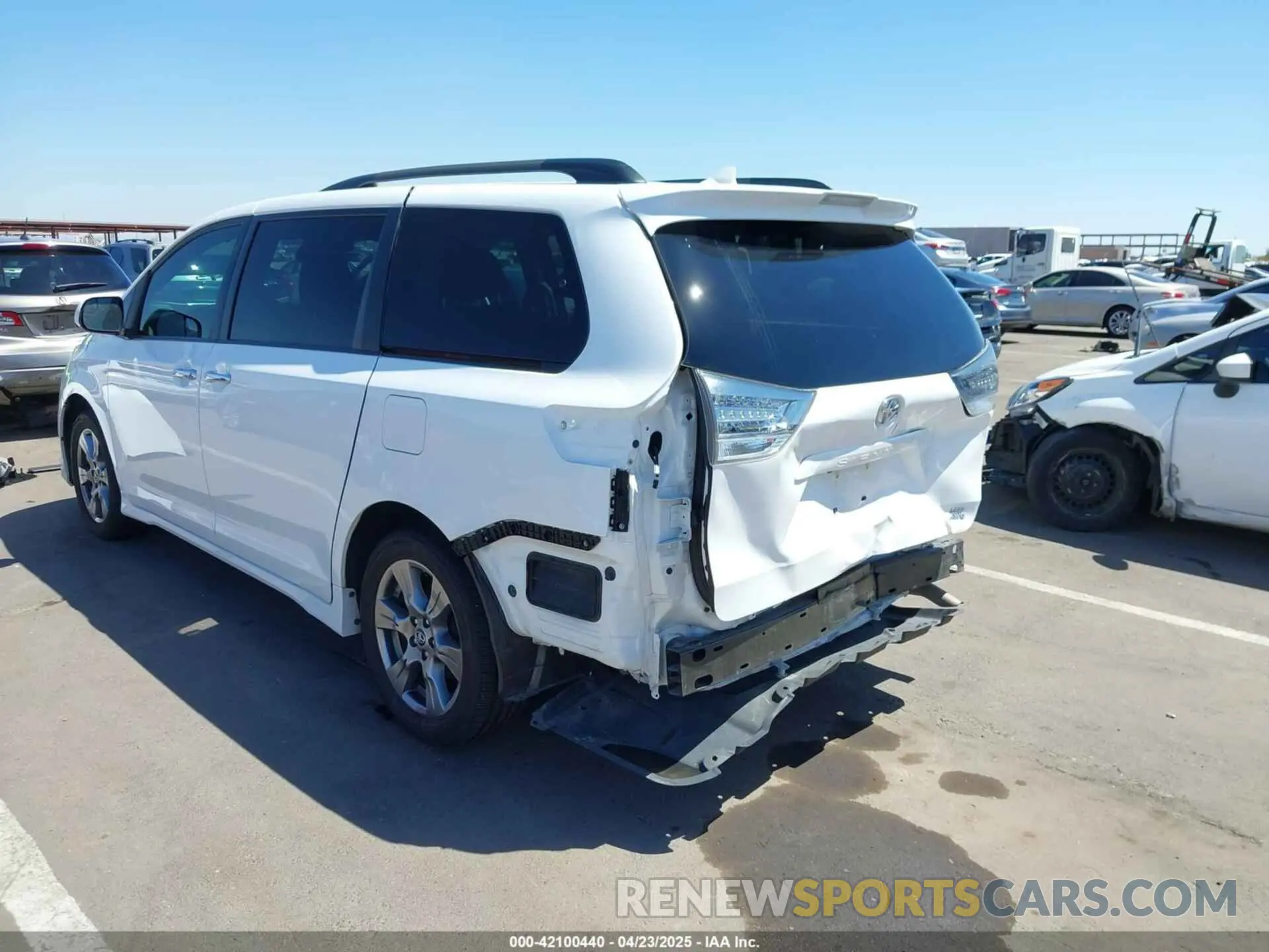 3 Фотография поврежденного автомобиля 5TDEZ3DC2KS213064 TOYOTA SIENNA 2019