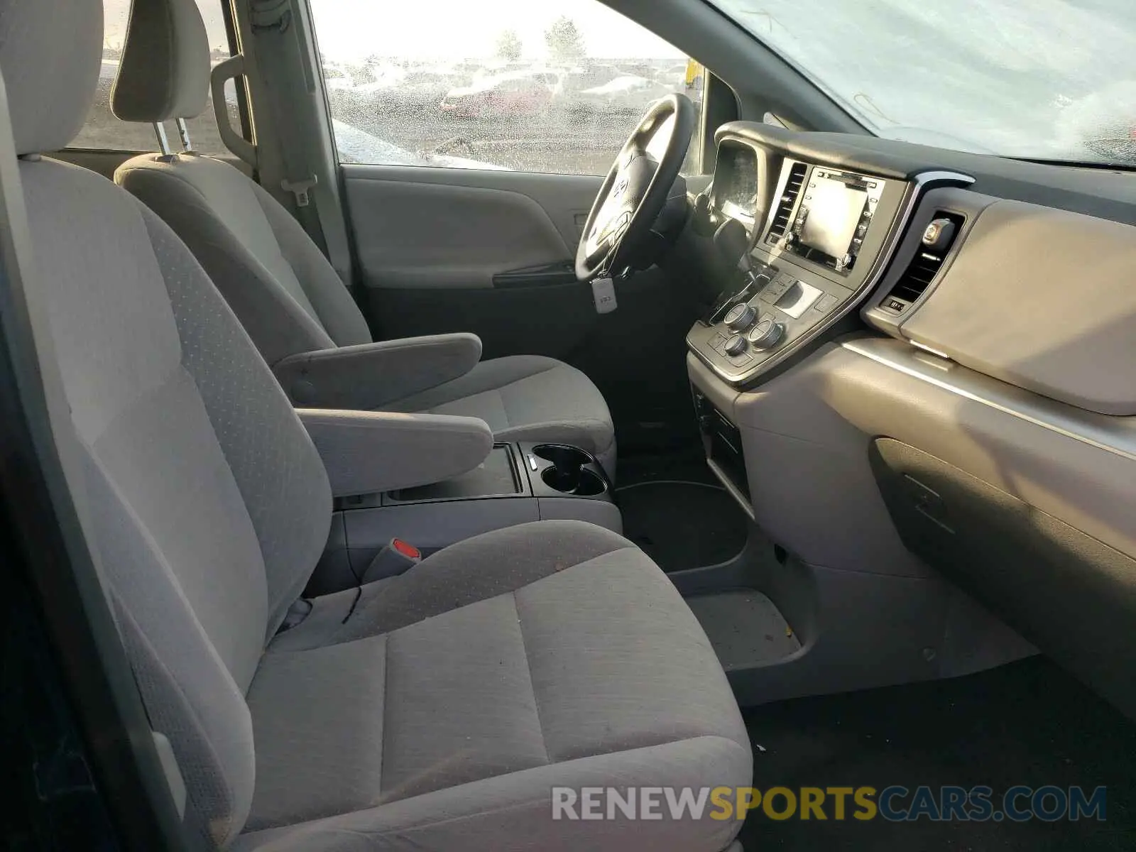 5 Photograph of a damaged car 5TDJZ3DC1KS225933 TOYOTA SIENNA 2019