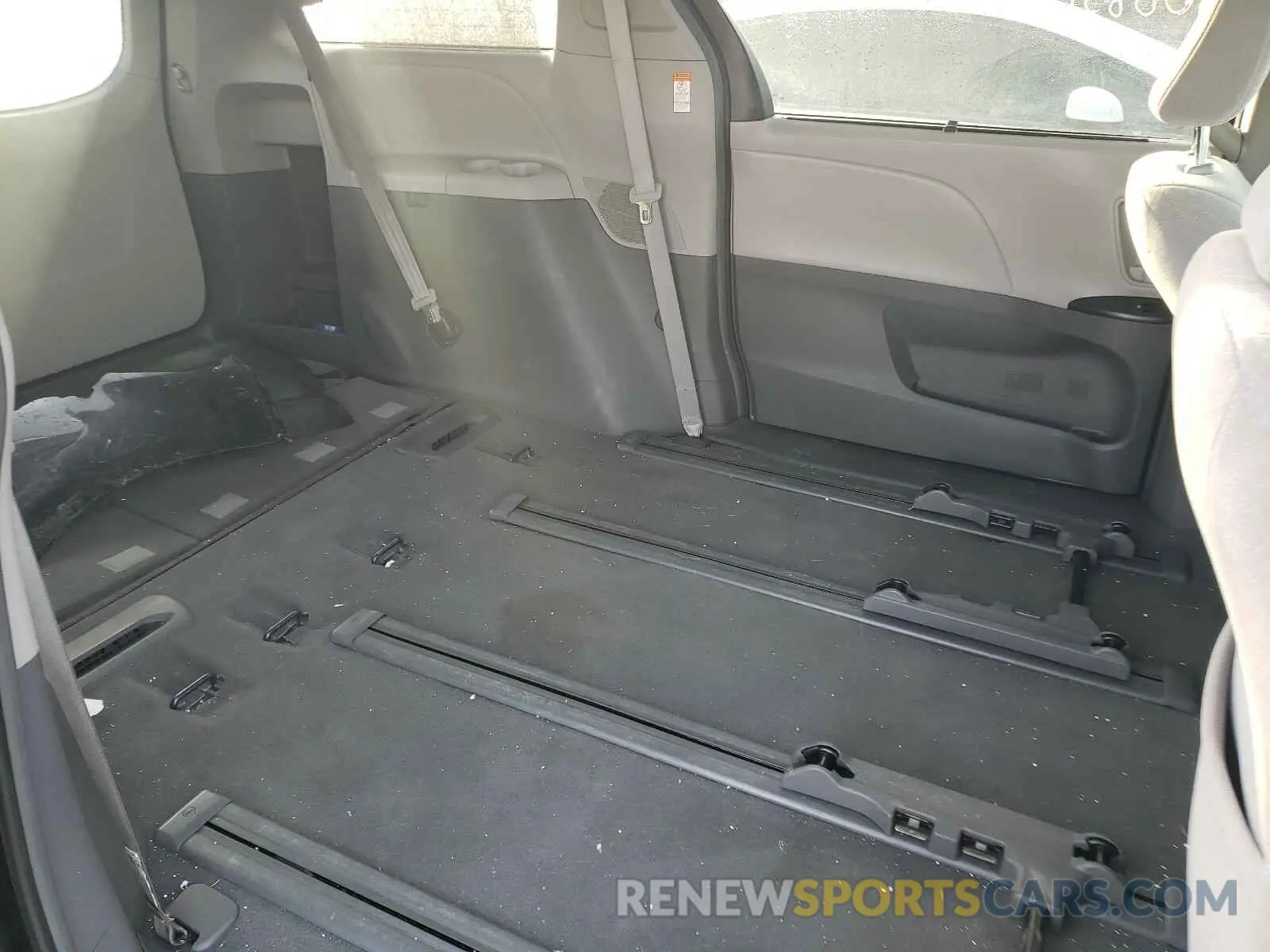 6 Photograph of a damaged car 5TDJZ3DC1KS225933 TOYOTA SIENNA 2019