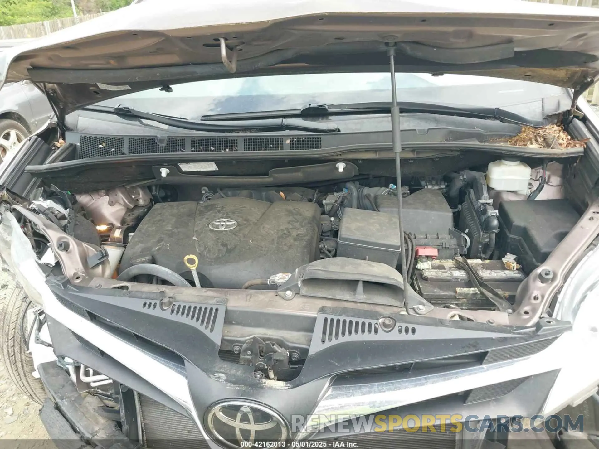 10 Photograph of a damaged car 5TDJZ3DC3KS219602 TOYOTA SIENNA 2019