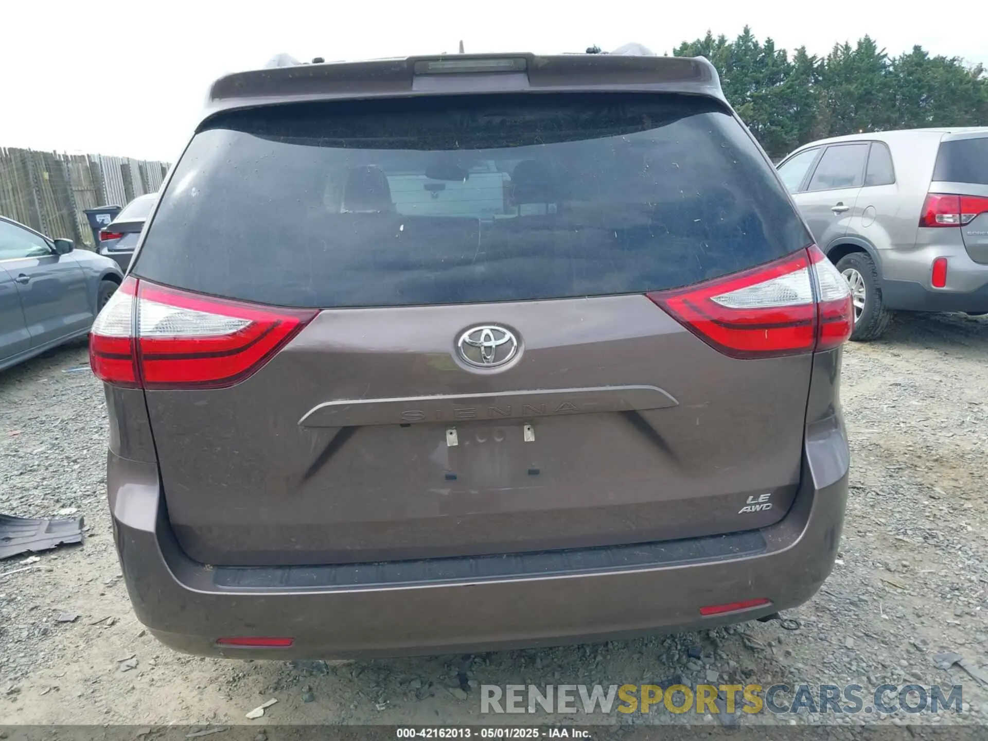 17 Photograph of a damaged car 5TDJZ3DC3KS219602 TOYOTA SIENNA 2019