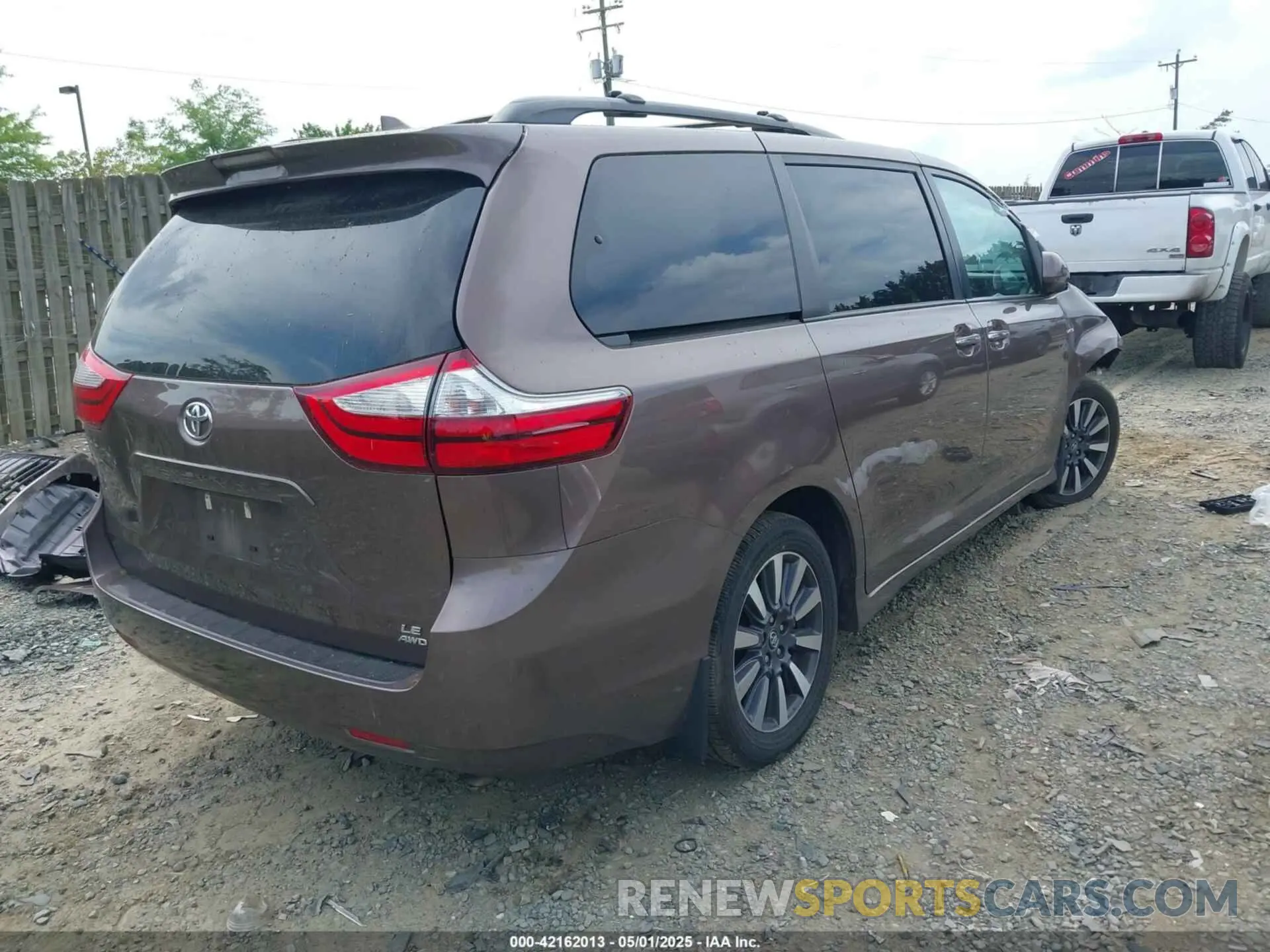 4 Photograph of a damaged car 5TDJZ3DC3KS219602 TOYOTA SIENNA 2019