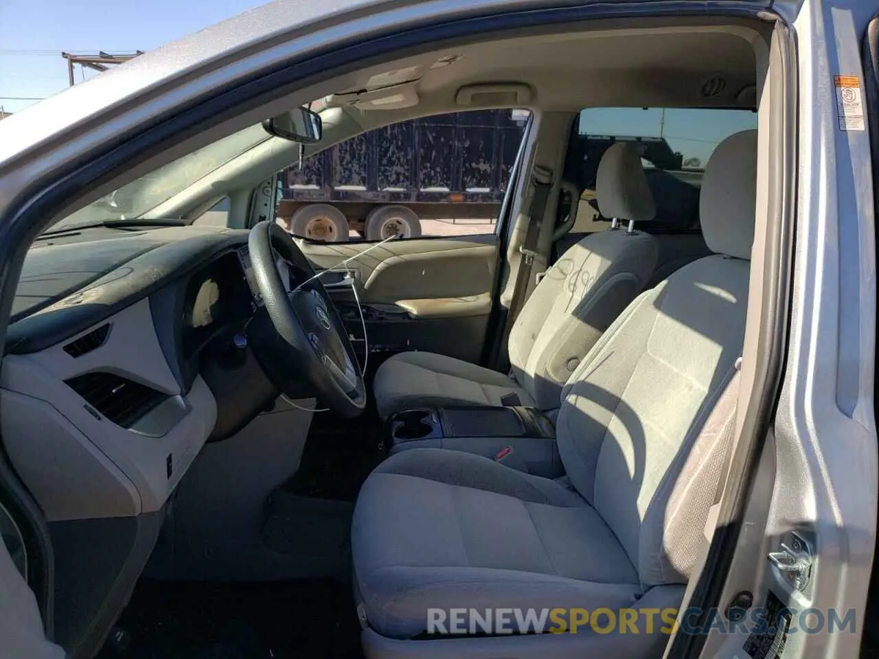 5 Photograph of a damaged car 5TDJZ3DC6KS218699 TOYOTA SIENNA 2019