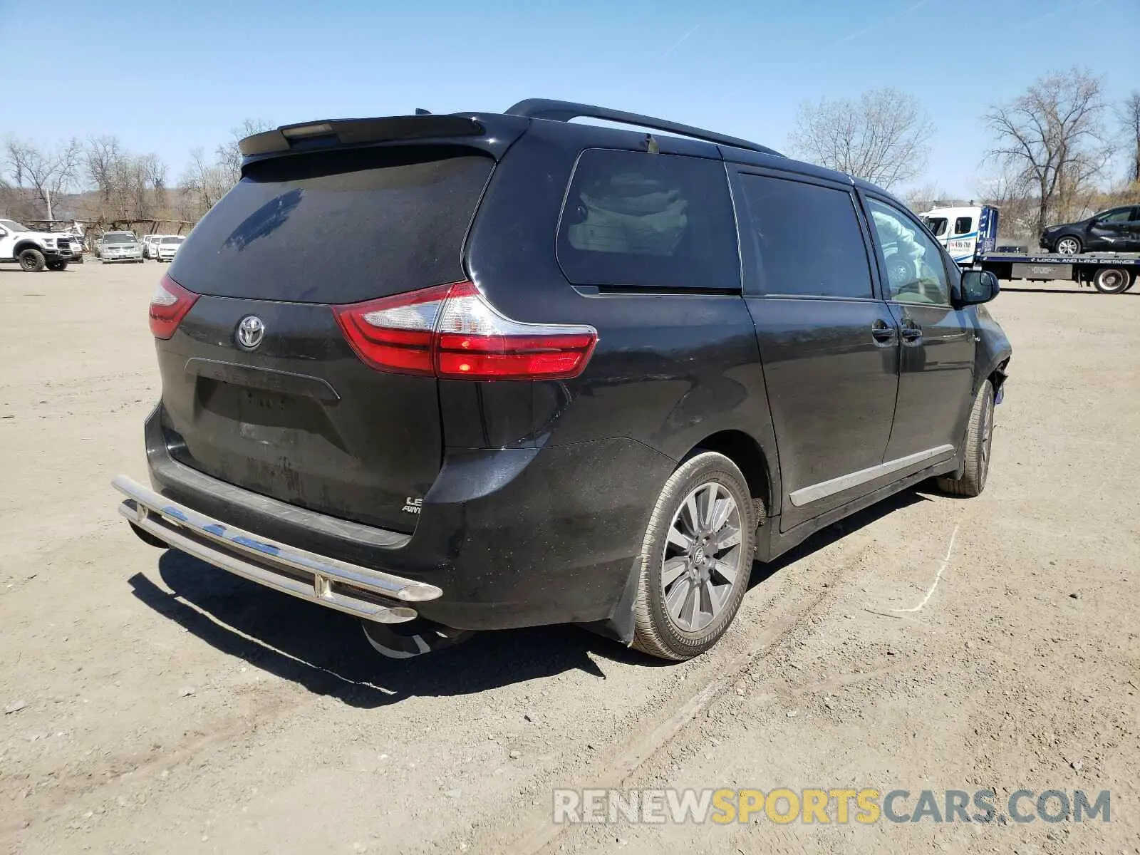 4 Photograph of a damaged car 5TDJZ3DC7KS224270 TOYOTA SIENNA 2019