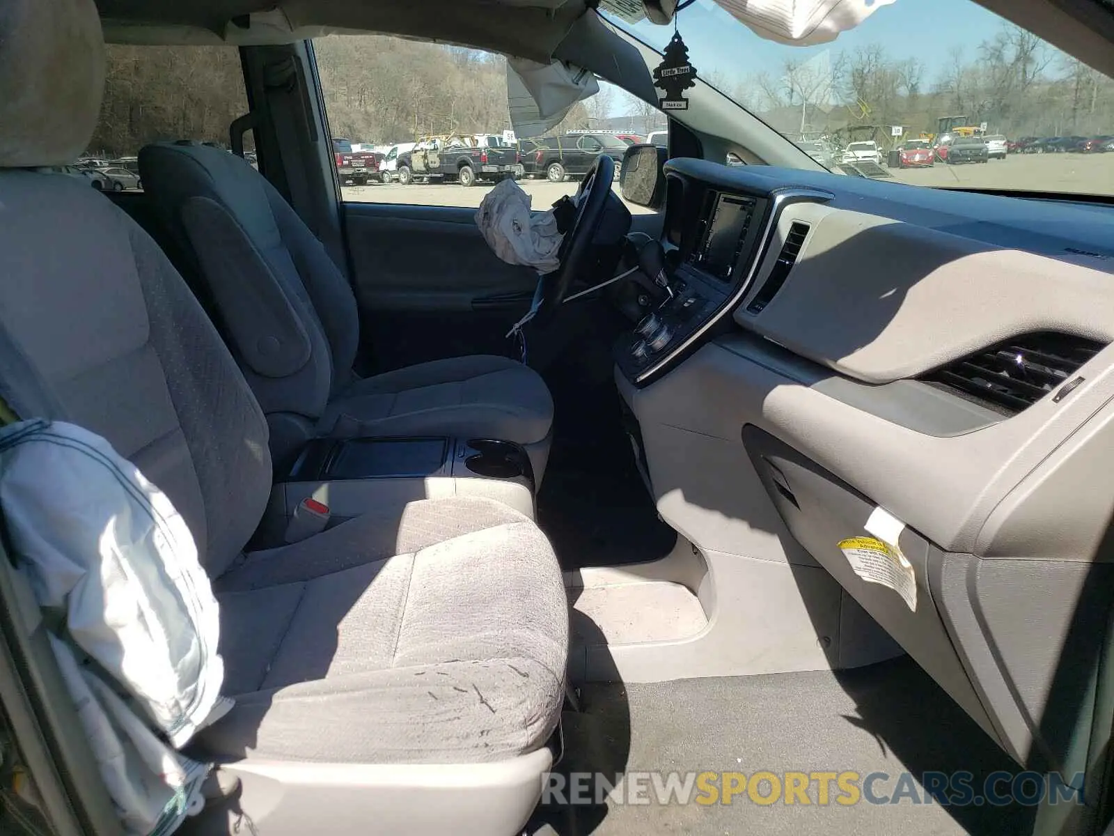 5 Photograph of a damaged car 5TDJZ3DC7KS224270 TOYOTA SIENNA 2019
