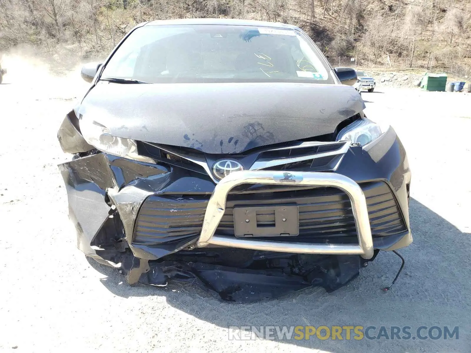 9 Photograph of a damaged car 5TDJZ3DC7KS224270 TOYOTA SIENNA 2019