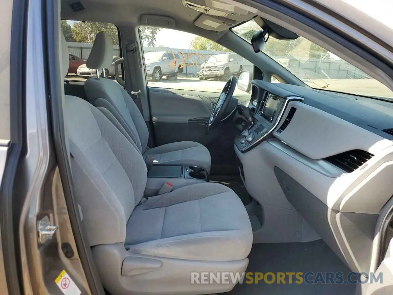 5 Photograph of a damaged car 5TDKZ3DC0KS010791 TOYOTA SIENNA 2019