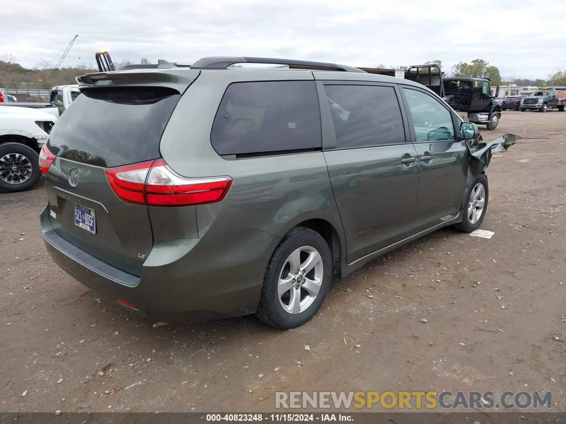 4 Photograph of a damaged car 5TDKZ3DC0KS014873 TOYOTA SIENNA 2019