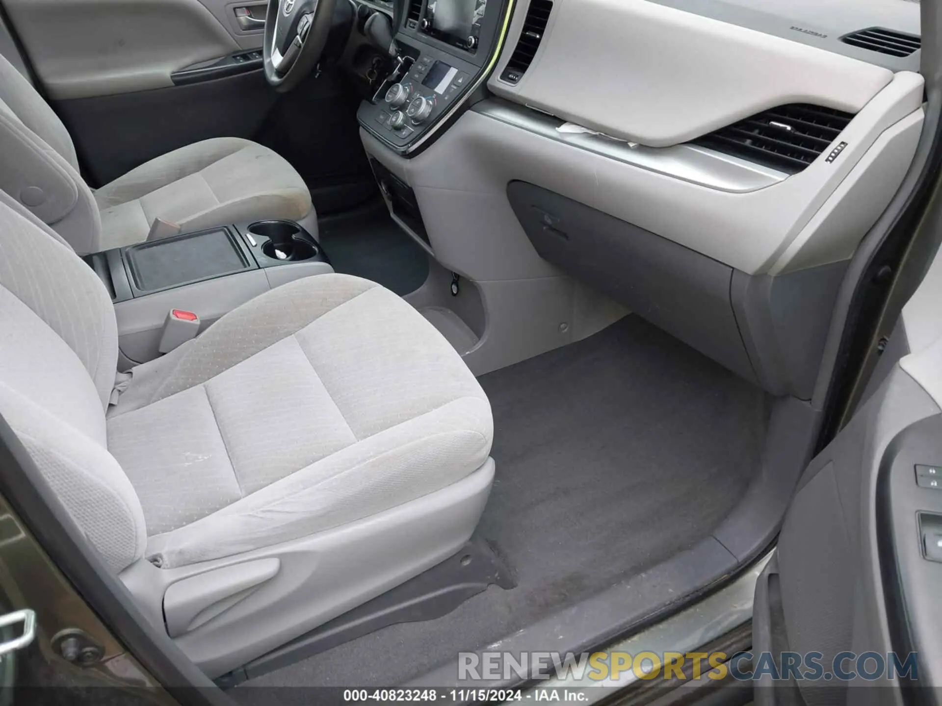 5 Photograph of a damaged car 5TDKZ3DC0KS014873 TOYOTA SIENNA 2019
