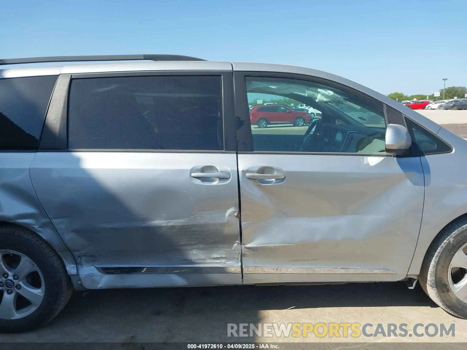 14 Photograph of a damaged car 5TDKZ3DC1KS966037 TOYOTA SIENNA 2019