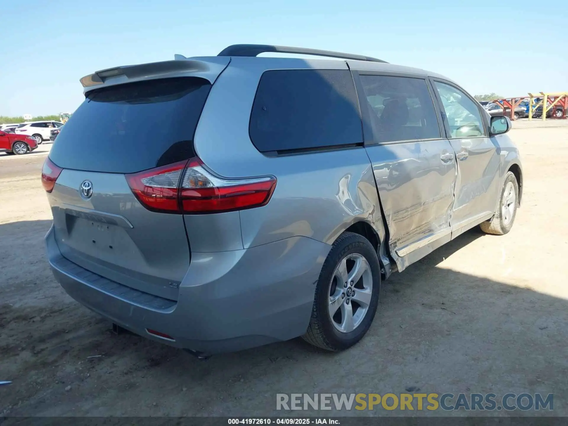 4 Photograph of a damaged car 5TDKZ3DC1KS966037 TOYOTA SIENNA 2019