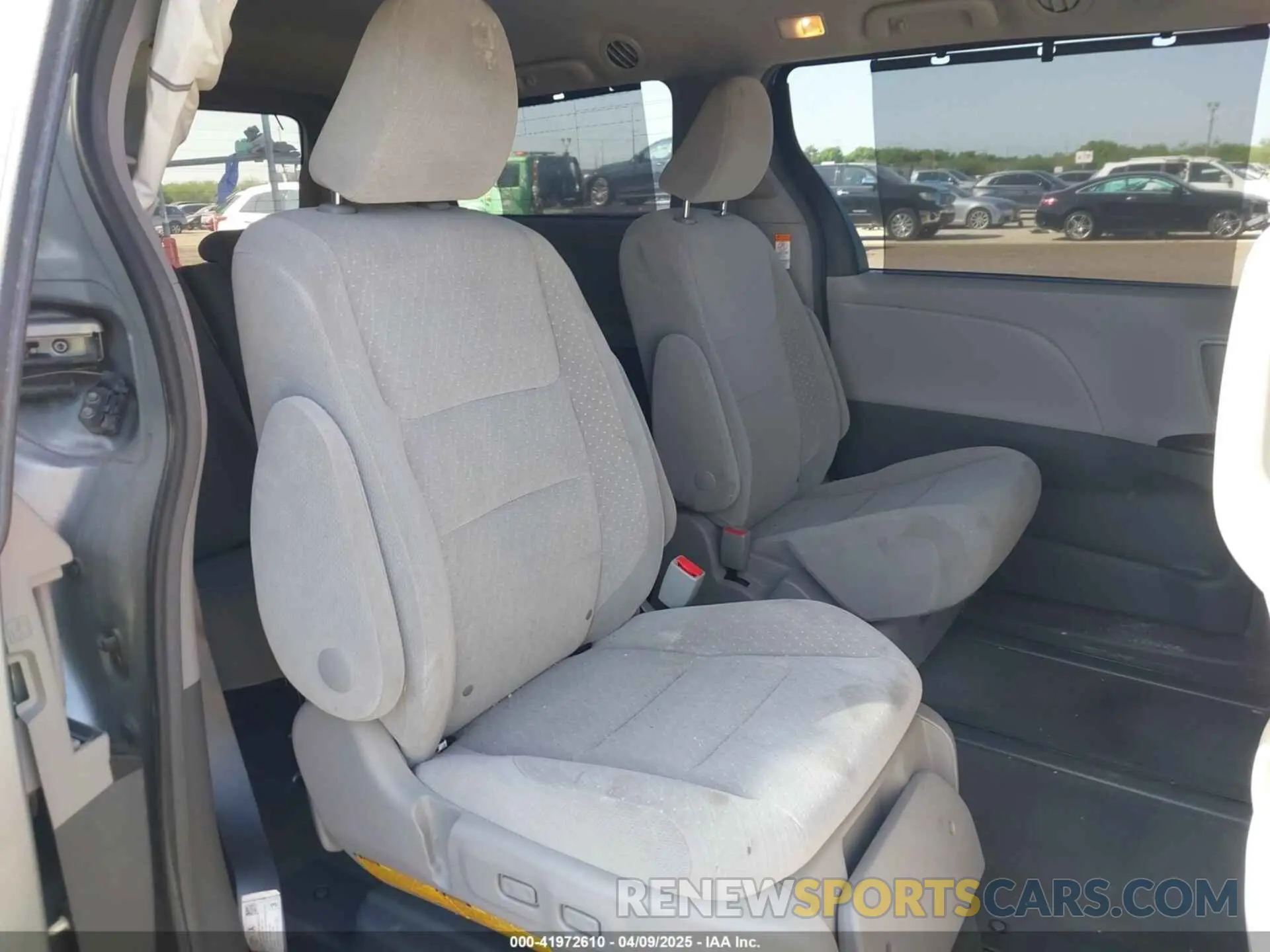 8 Photograph of a damaged car 5TDKZ3DC1KS966037 TOYOTA SIENNA 2019