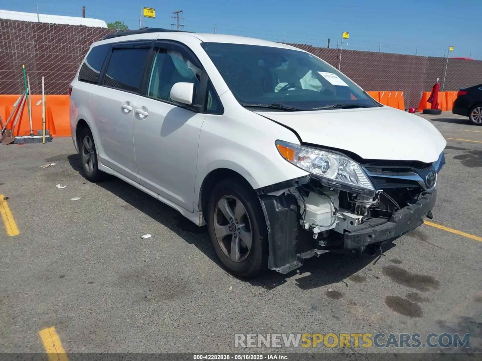 1 Фотография поврежденного автомобиля 5TDKZ3DC2KS004815 TOYOTA SIENNA 2019
