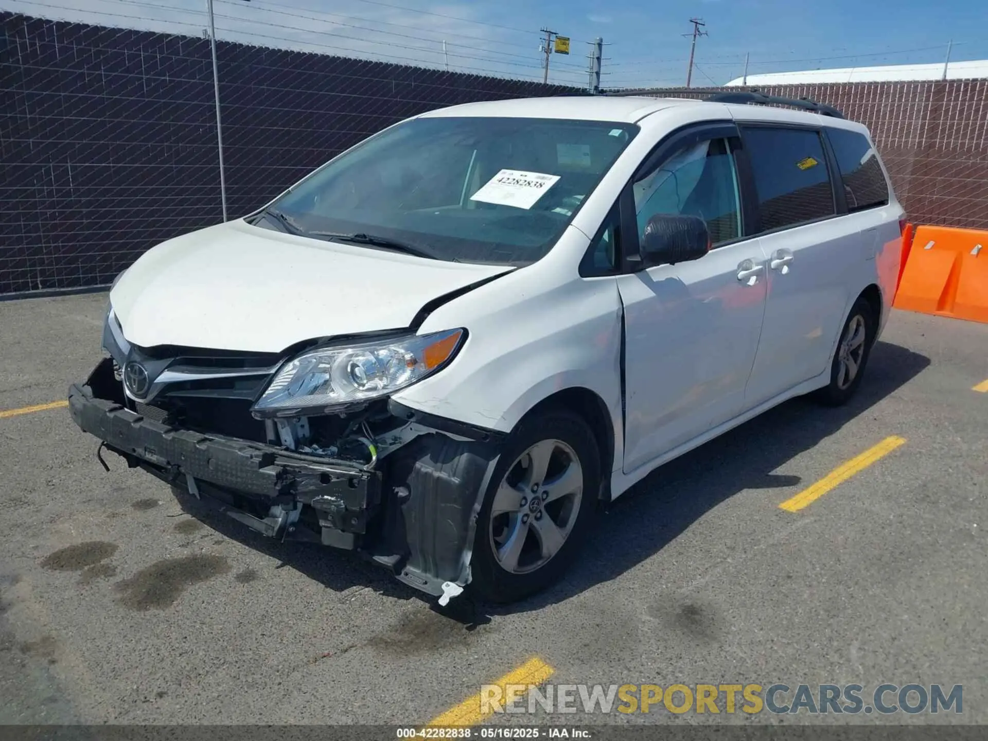 2 Фотография поврежденного автомобиля 5TDKZ3DC2KS004815 TOYOTA SIENNA 2019