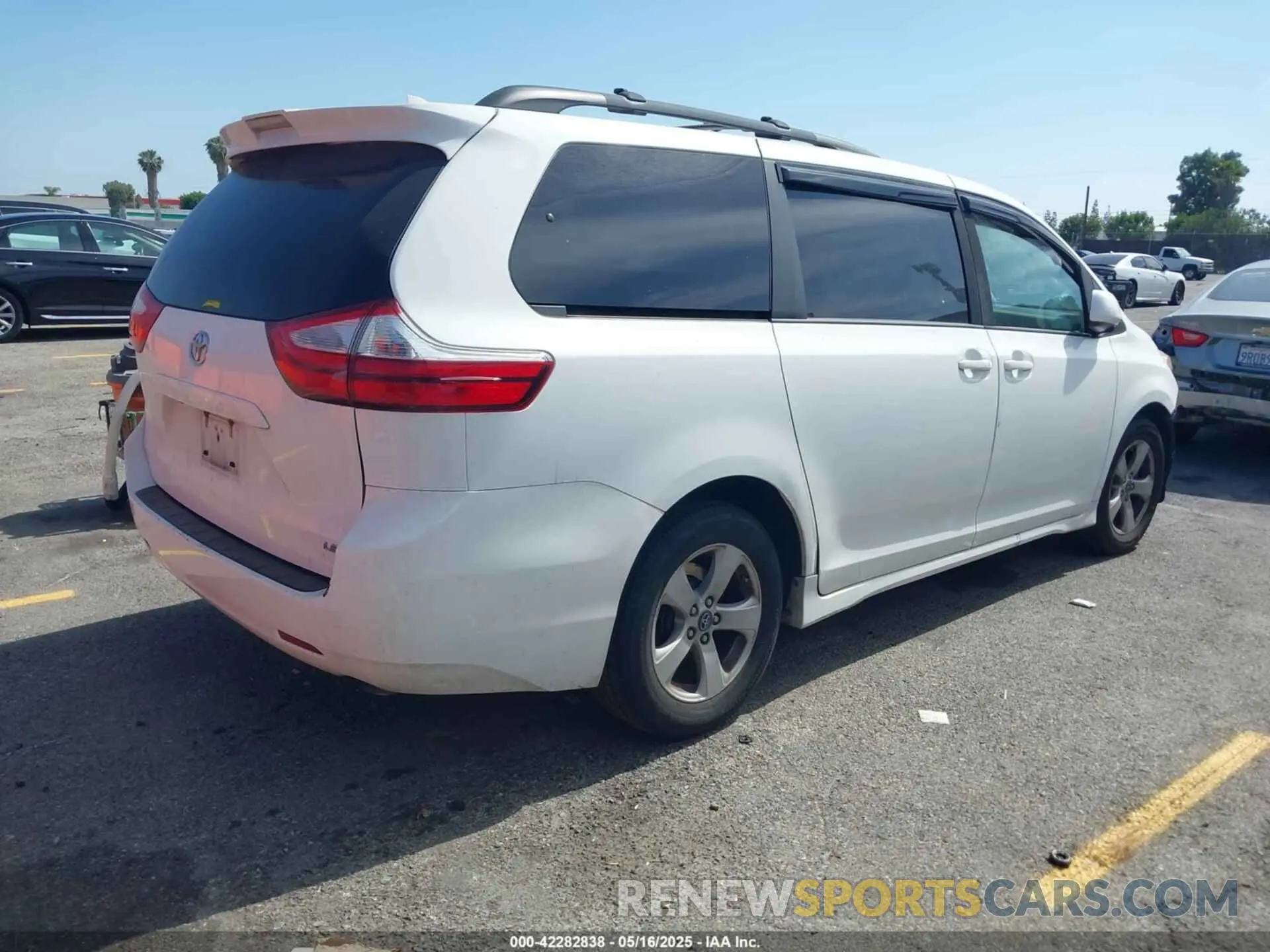 4 Фотография поврежденного автомобиля 5TDKZ3DC2KS004815 TOYOTA SIENNA 2019