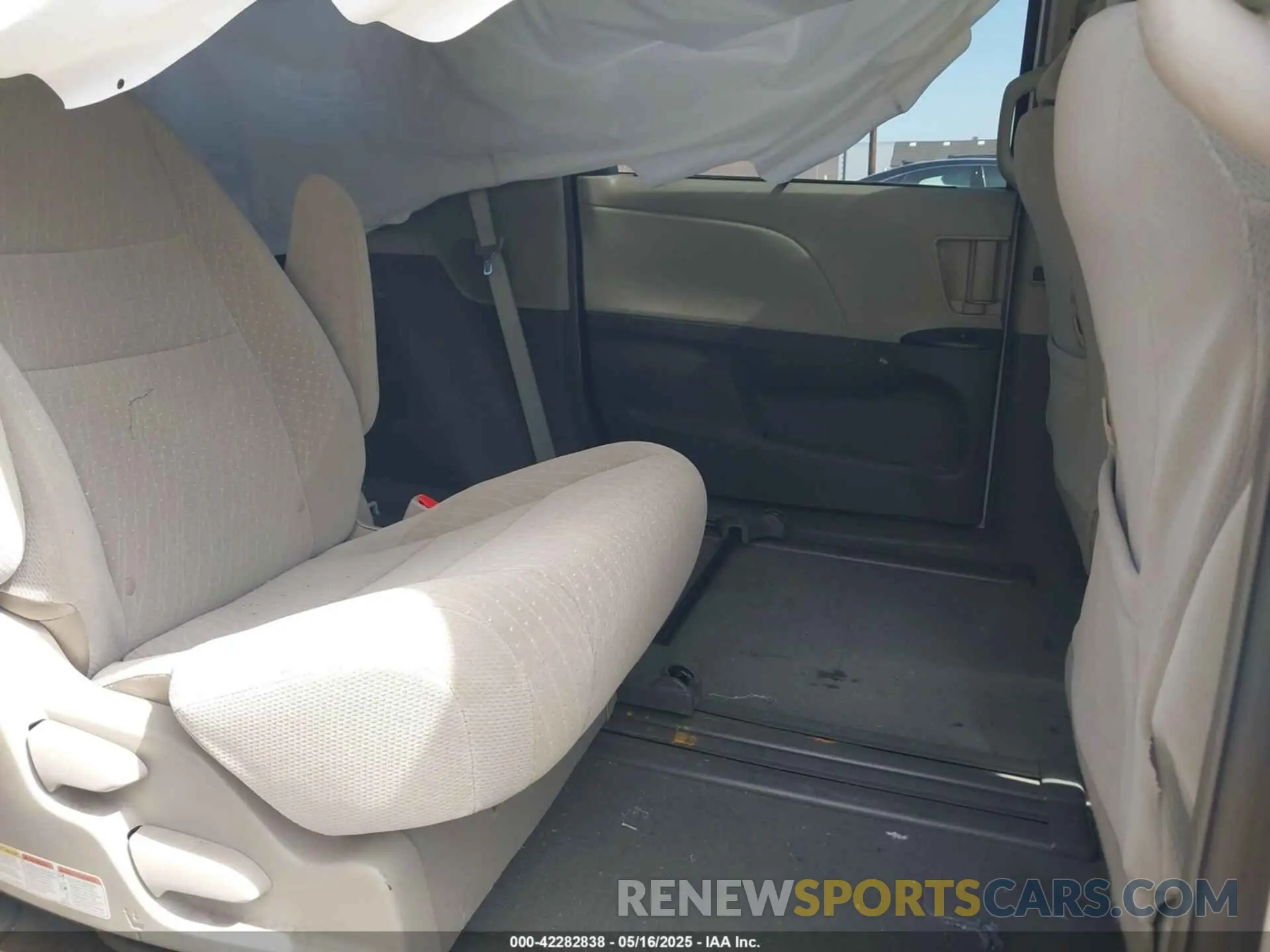 8 Фотография поврежденного автомобиля 5TDKZ3DC2KS004815 TOYOTA SIENNA 2019
