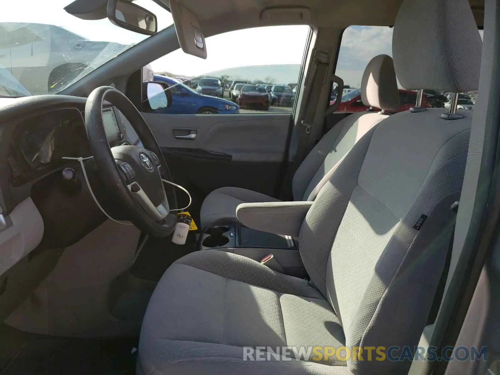 5 Photograph of a damaged car 5TDKZ3DC2KS978262 TOYOTA SIENNA 2019