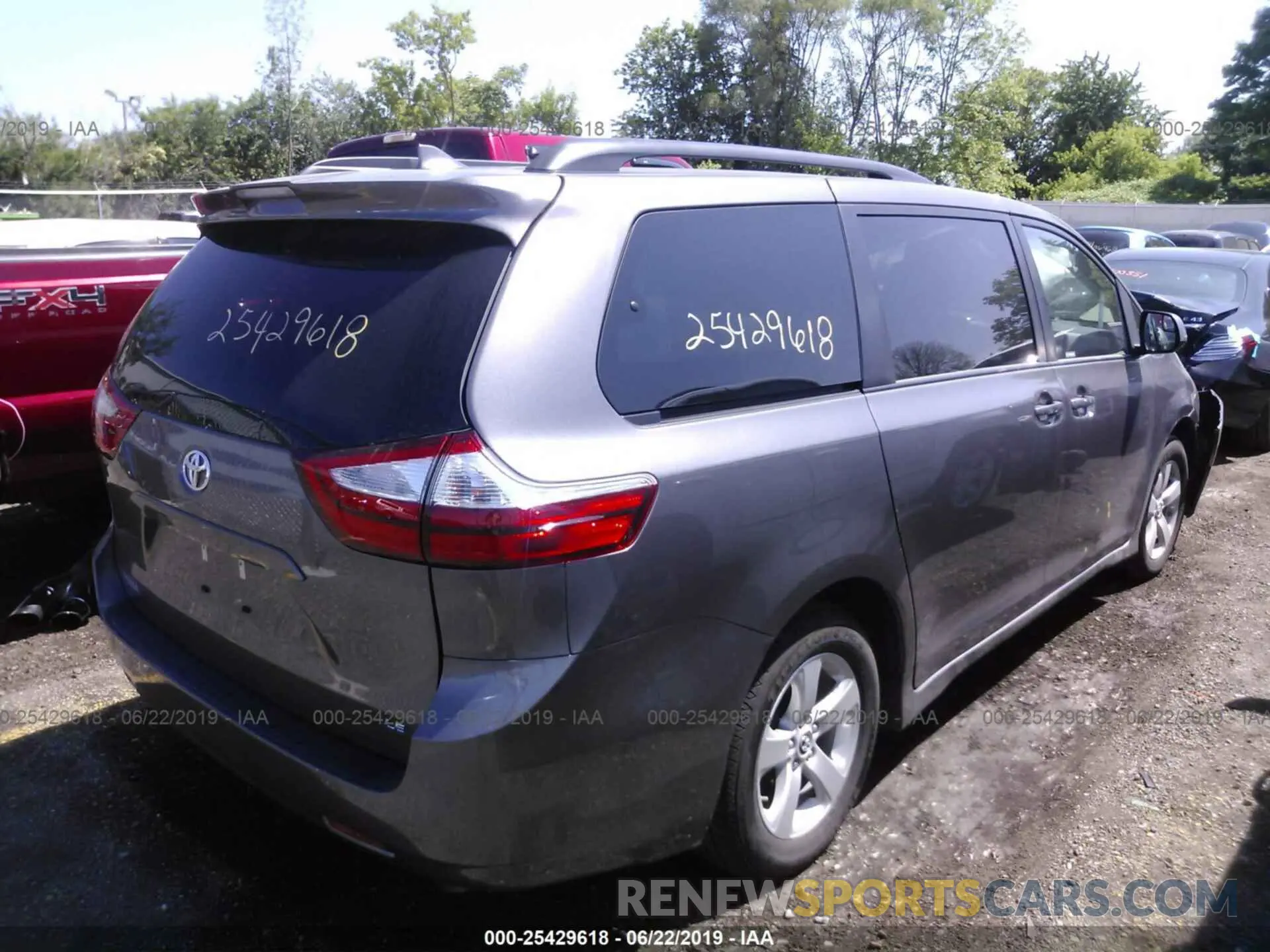 4 Photograph of a damaged car 5TDKZ3DC3KS006010 TOYOTA SIENNA 2019