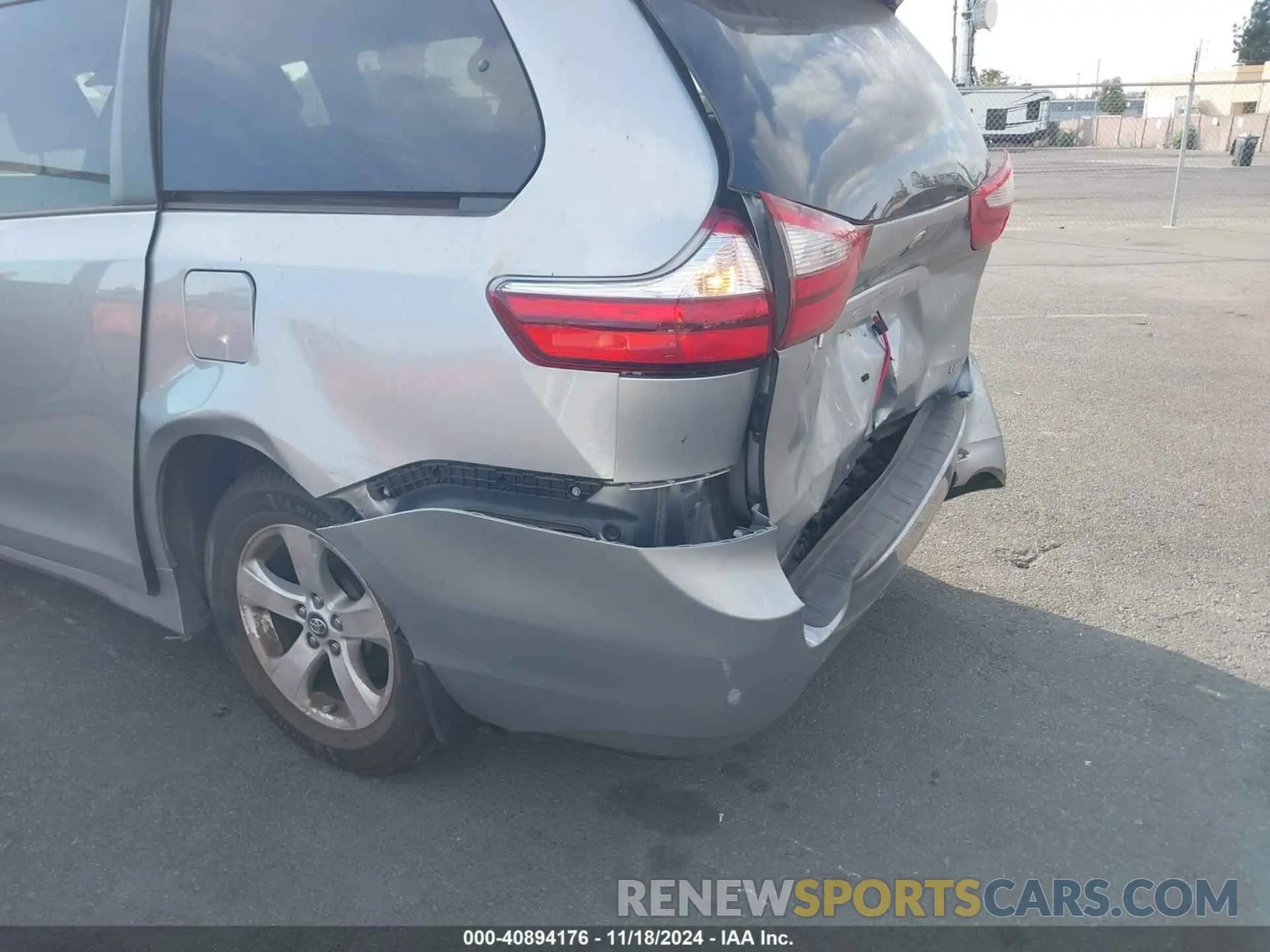 18 Фотография поврежденного автомобиля 5TDKZ3DC3KS014706 TOYOTA SIENNA 2019